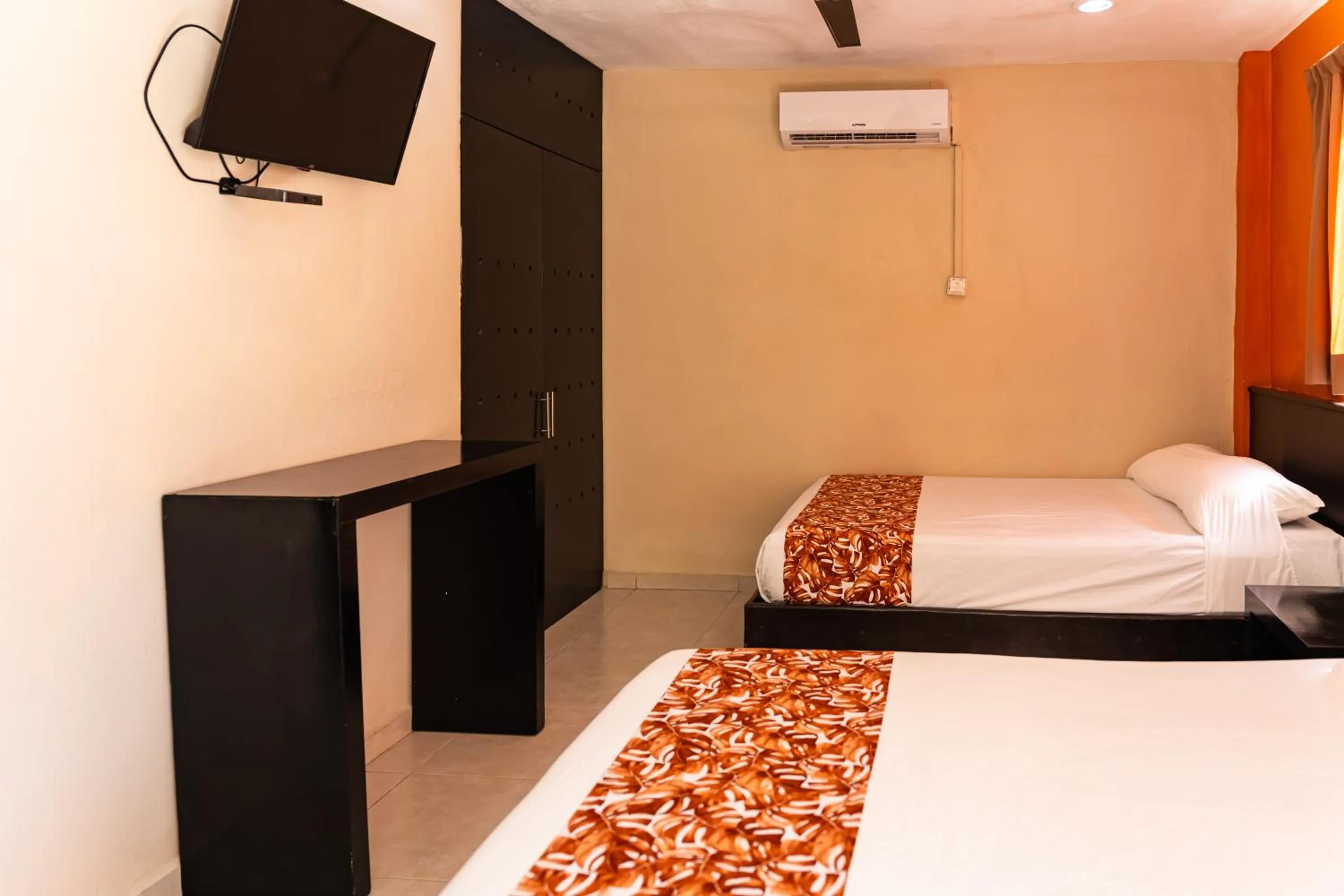 Bedroom, Bed in Hotel & Suites Domani