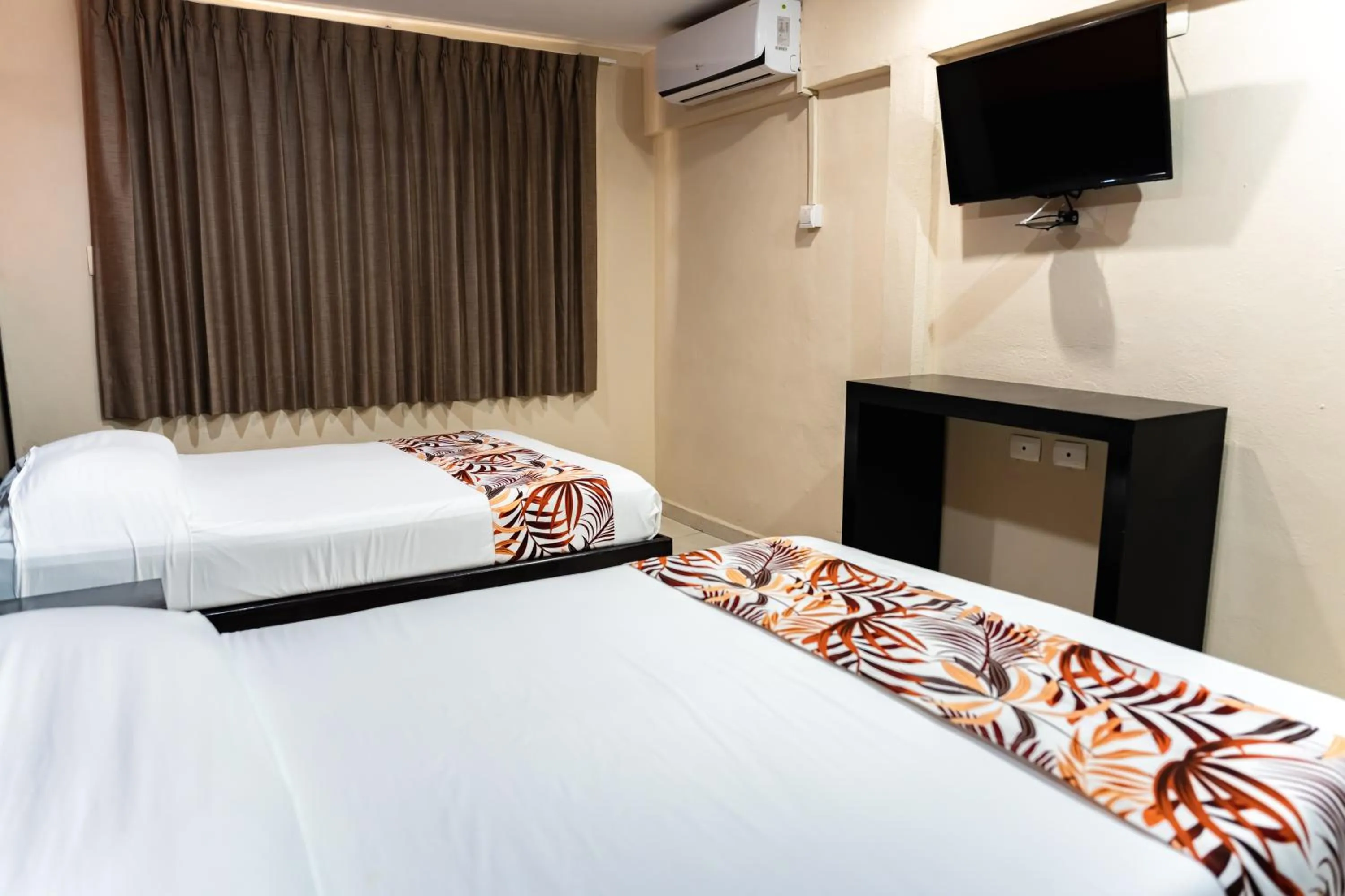 Bedroom, Bed in Hotel & Suites Domani