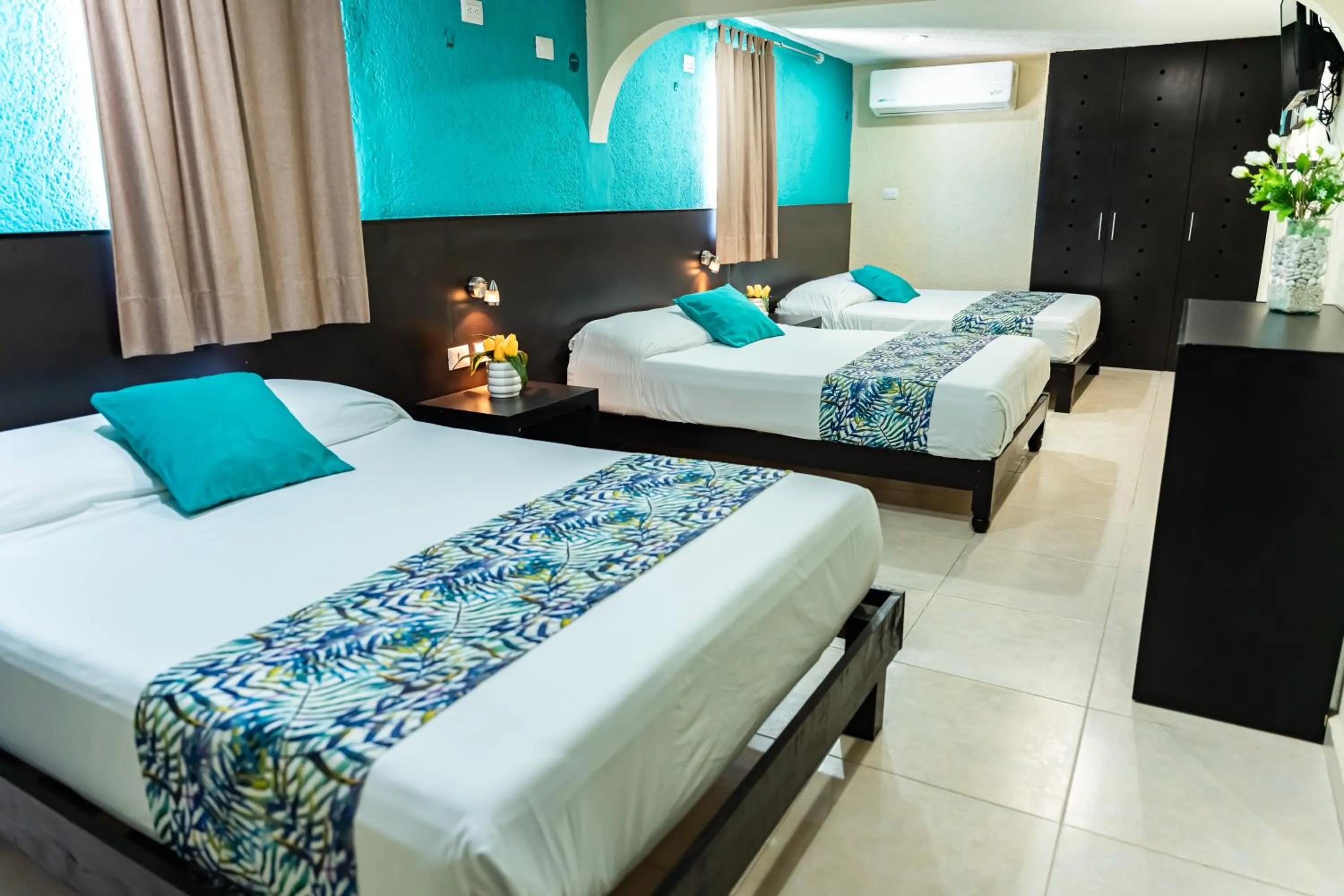 Bedroom, Bed in Hotel & Suites Domani