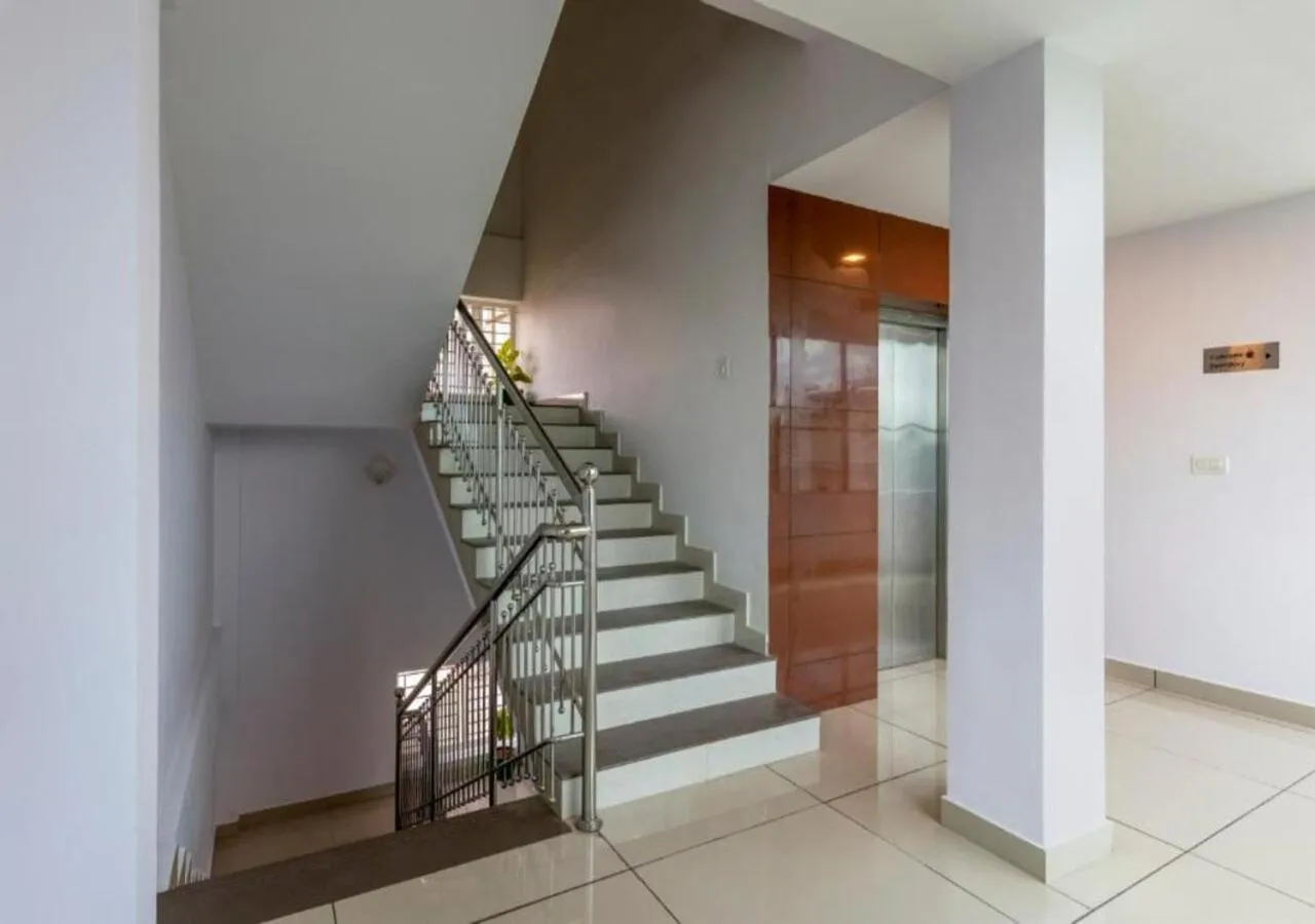 acessibility in Airport Avenue Plaza