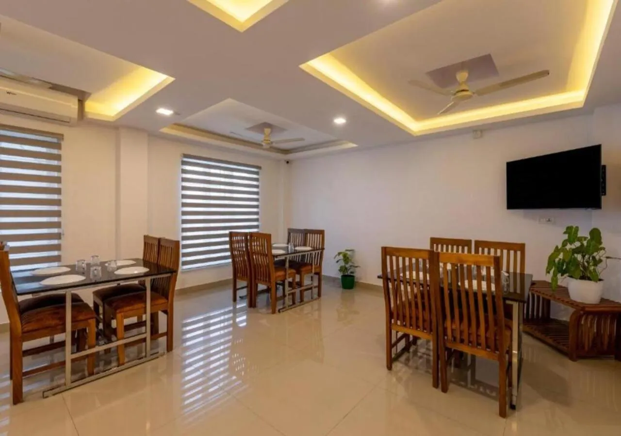 Restaurant/places to eat in Airport Avenue Plaza