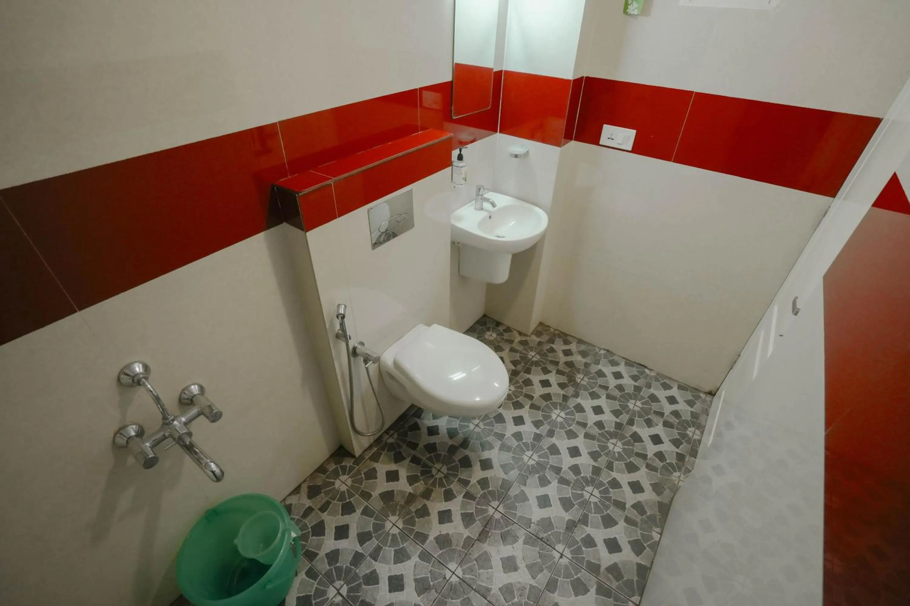 Bathroom in Airport Avenue Plaza