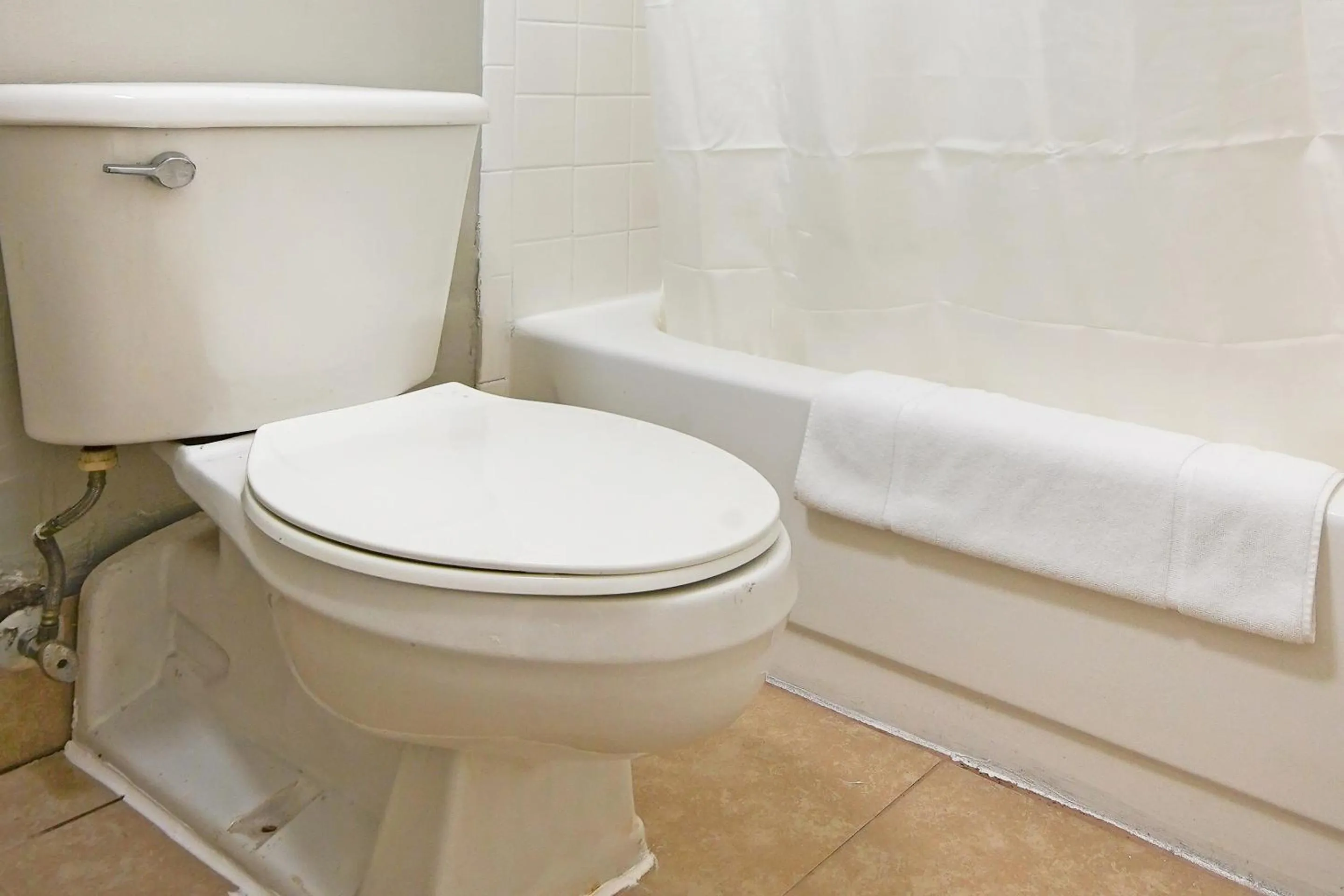 Bathroom in Hotel Petersburg VA I-95 & E Washington St