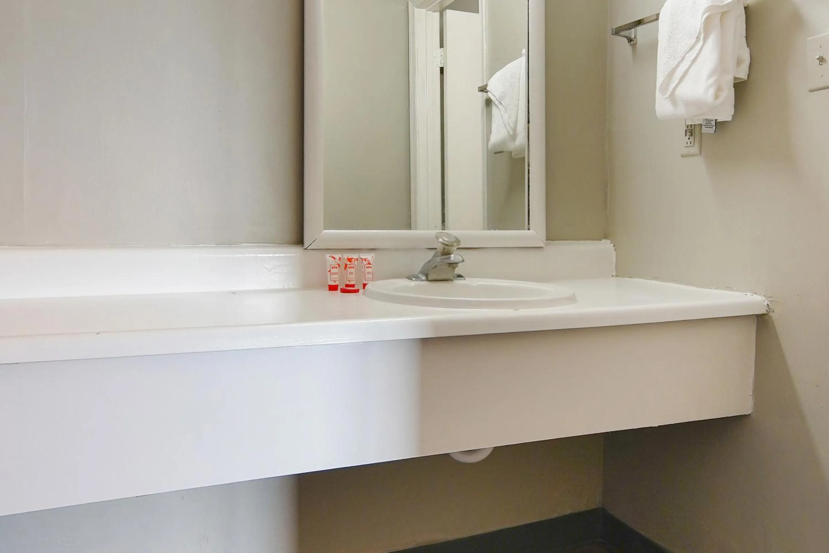 Bathroom in Hotel Petersburg VA I-95 & E Washington St