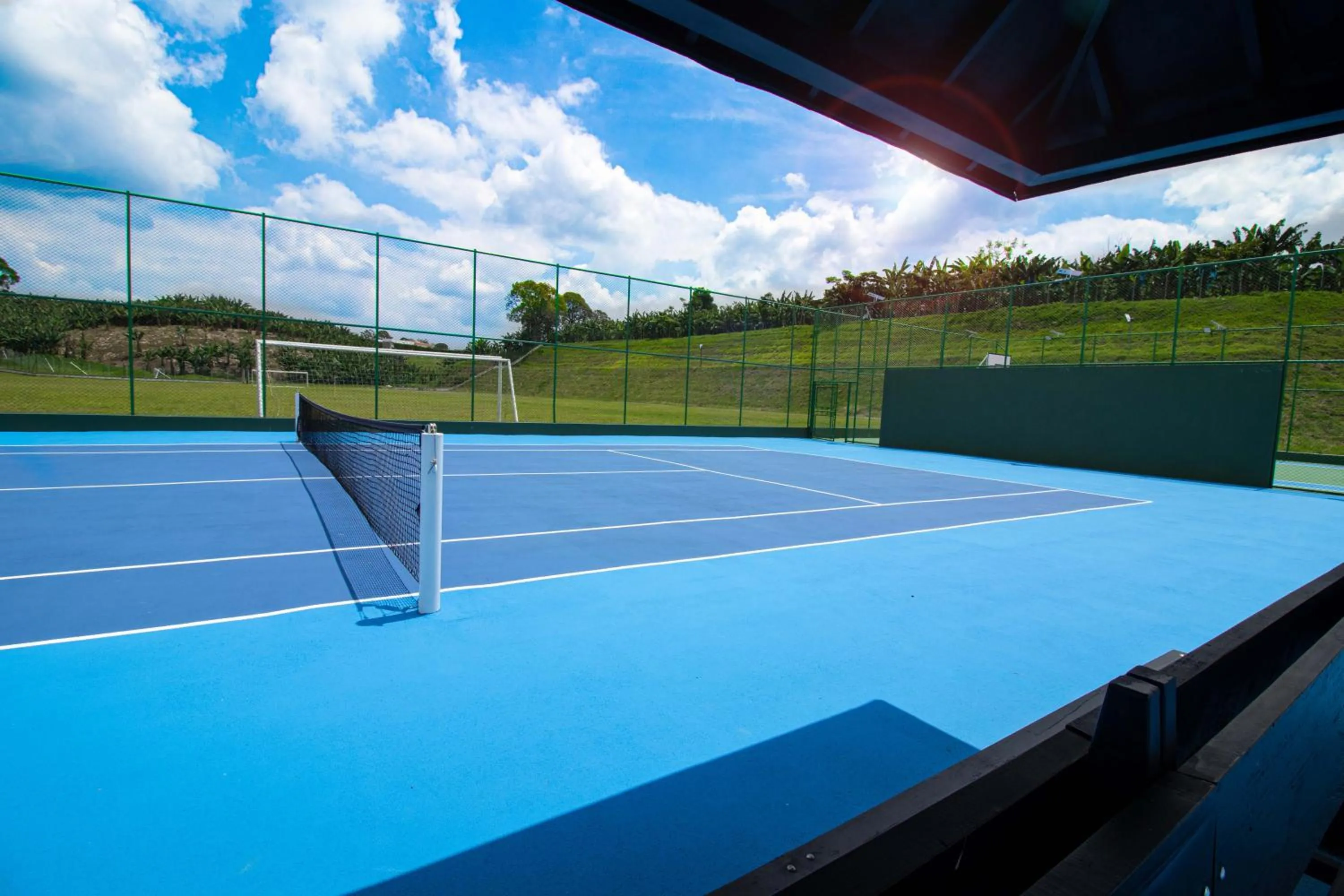Tennis court in Hotel Campestre las Camelias
