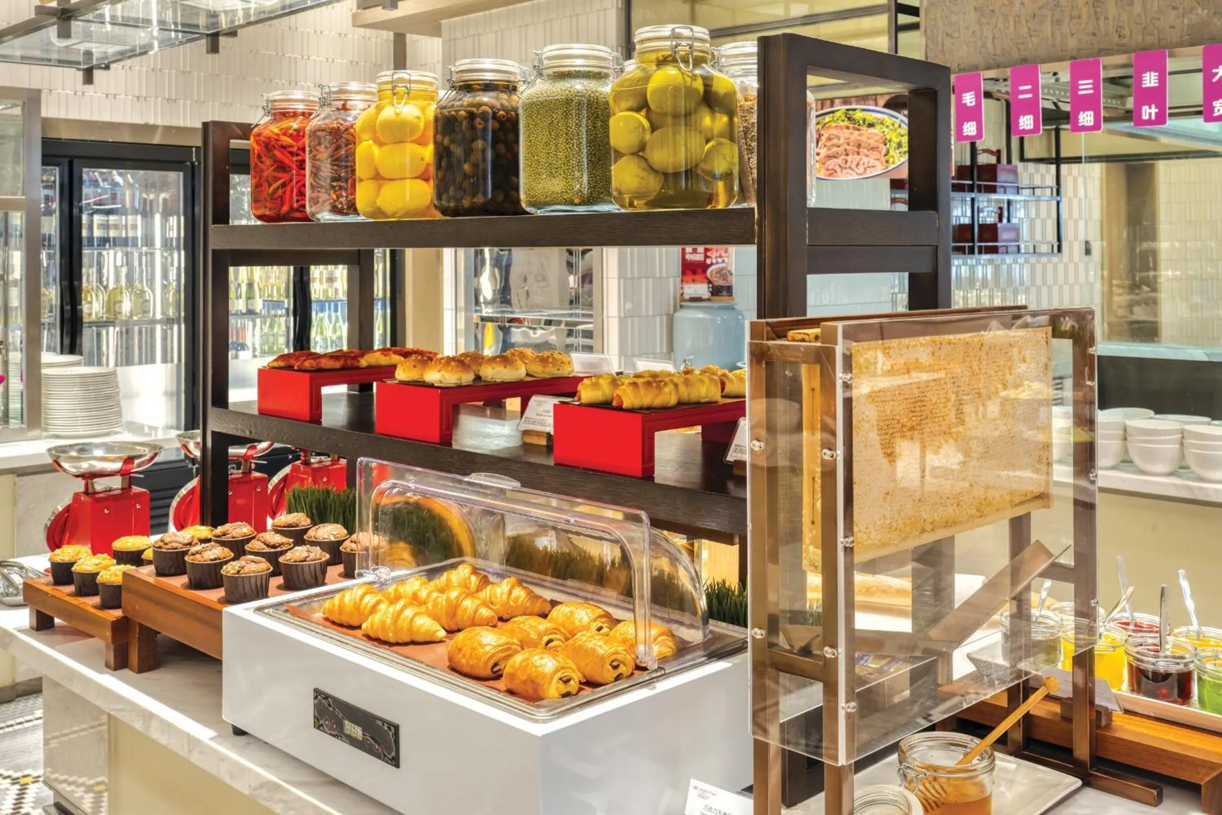 Restaurant/places to eat in Crowne Plaza Lanzhou New Area by IHG