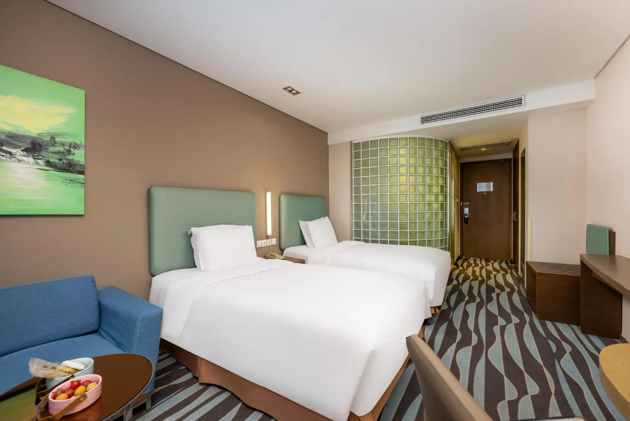 Photo of the whole room, Bed in Holiday Inn Express Hangzhou Huanglong