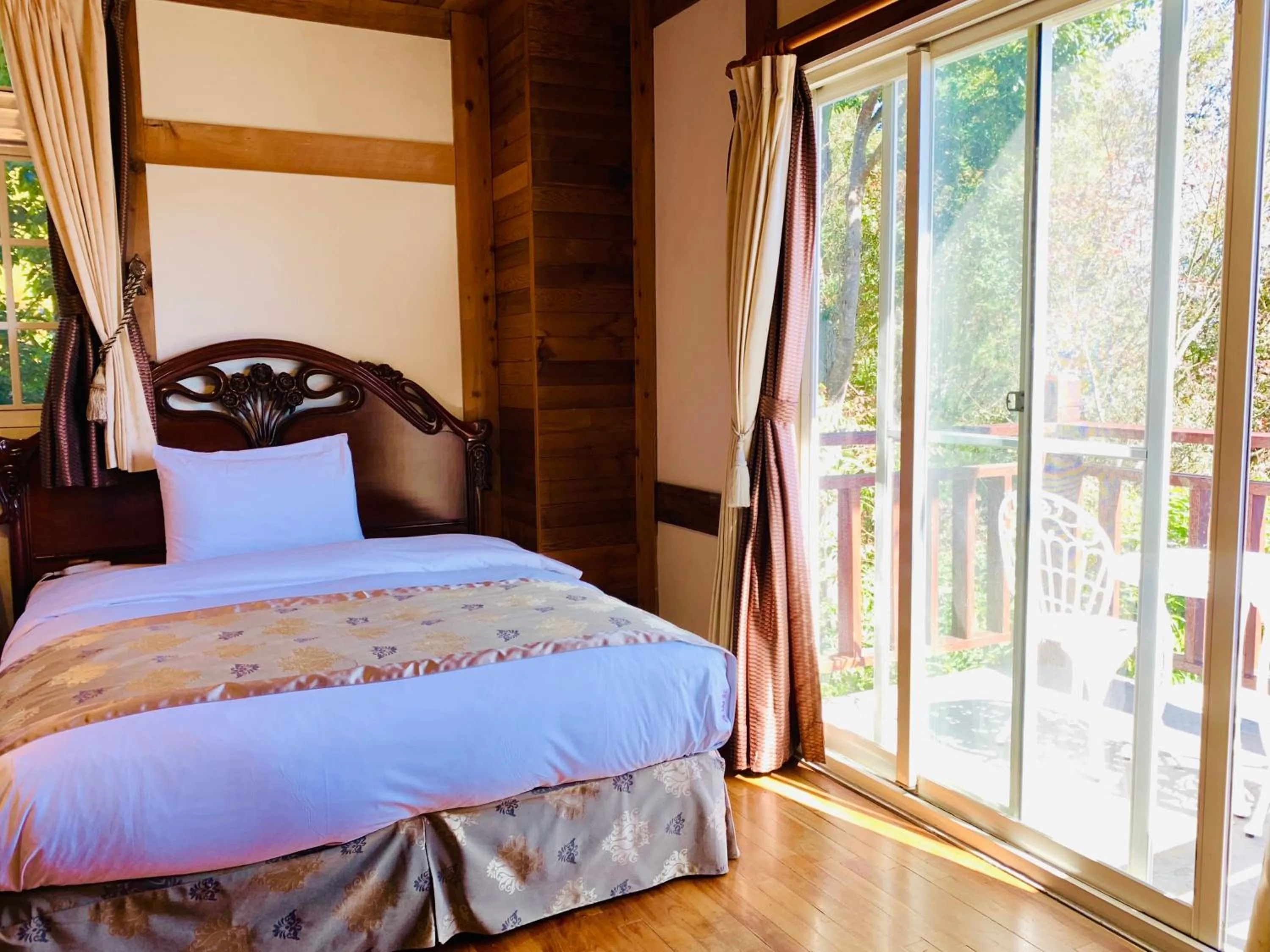 Bed in The Cotswolds Villa