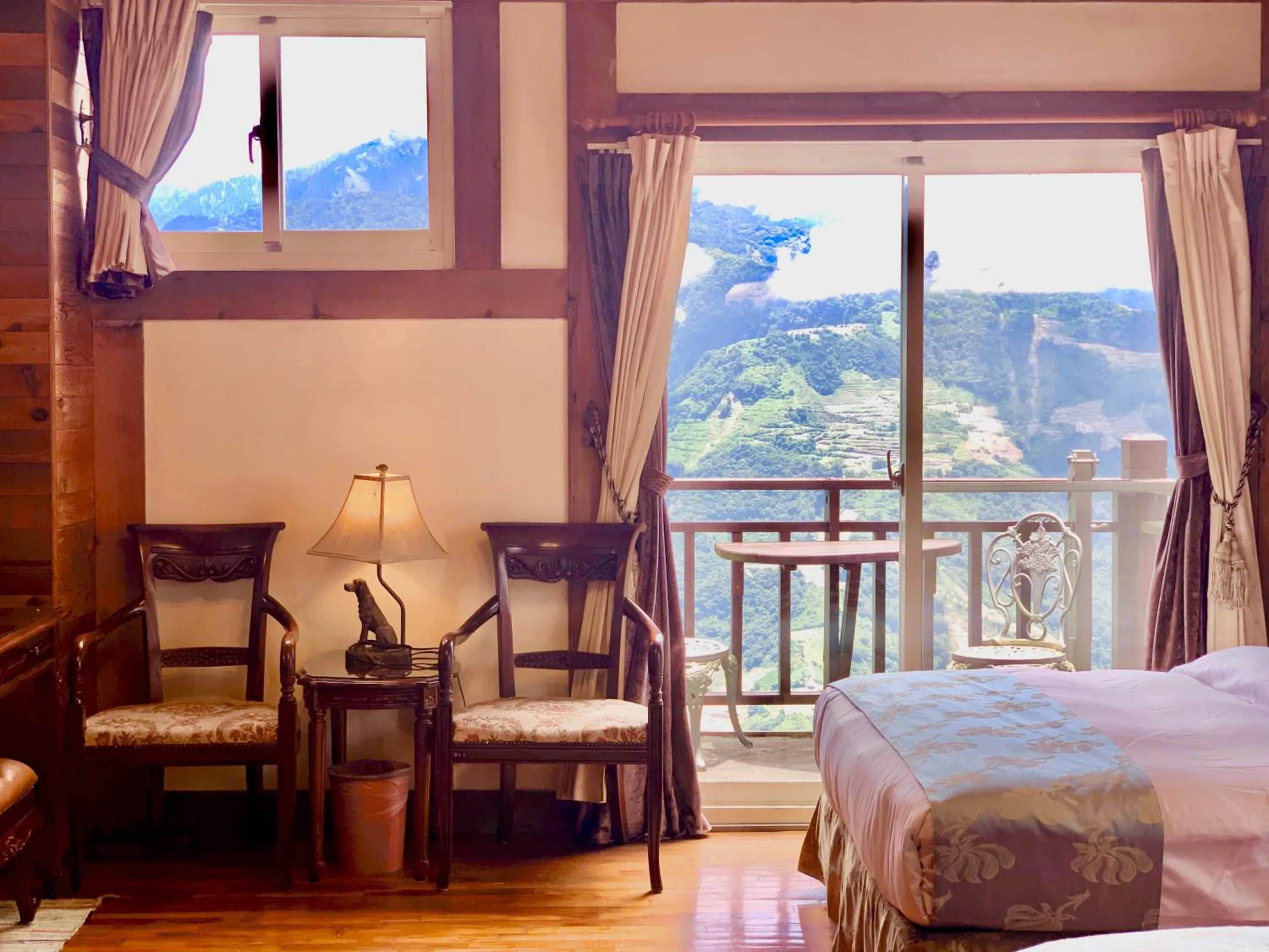 Photo of the whole room, Bed in The Cotswolds Villa