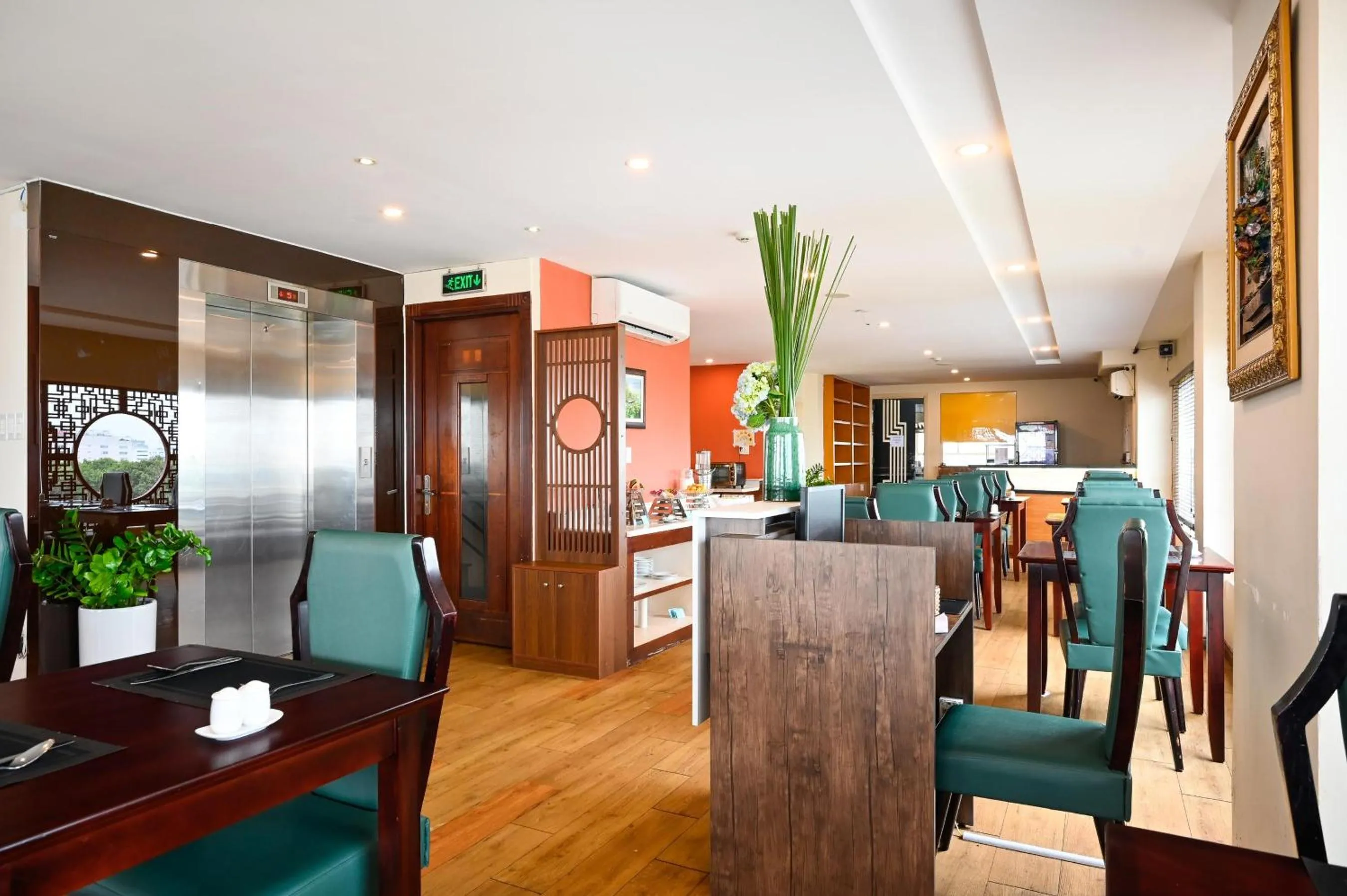 Restaurant/places to eat in Family Inn Saigon