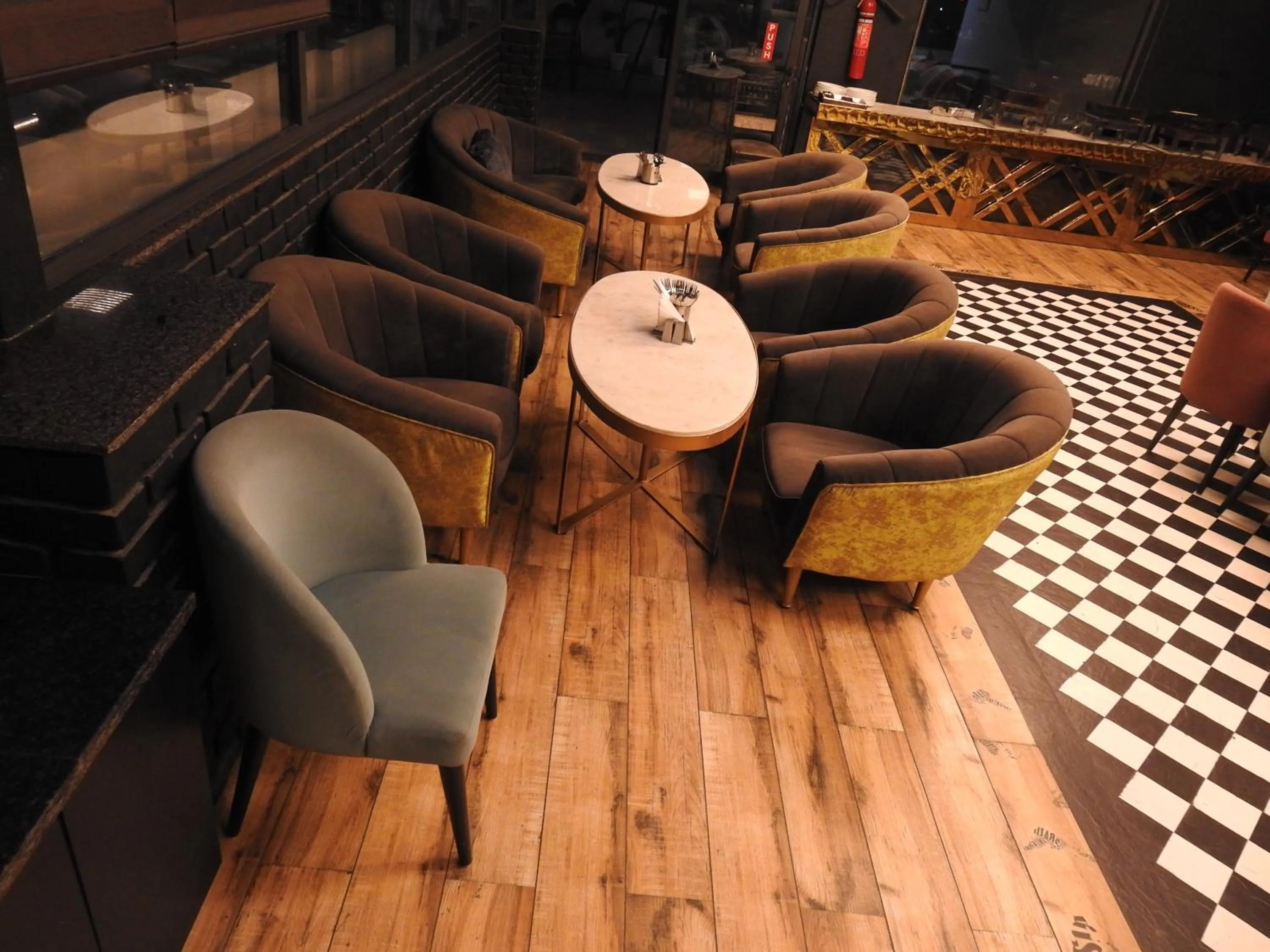 Restaurant/places to eat in Sapphire Sky Hotel