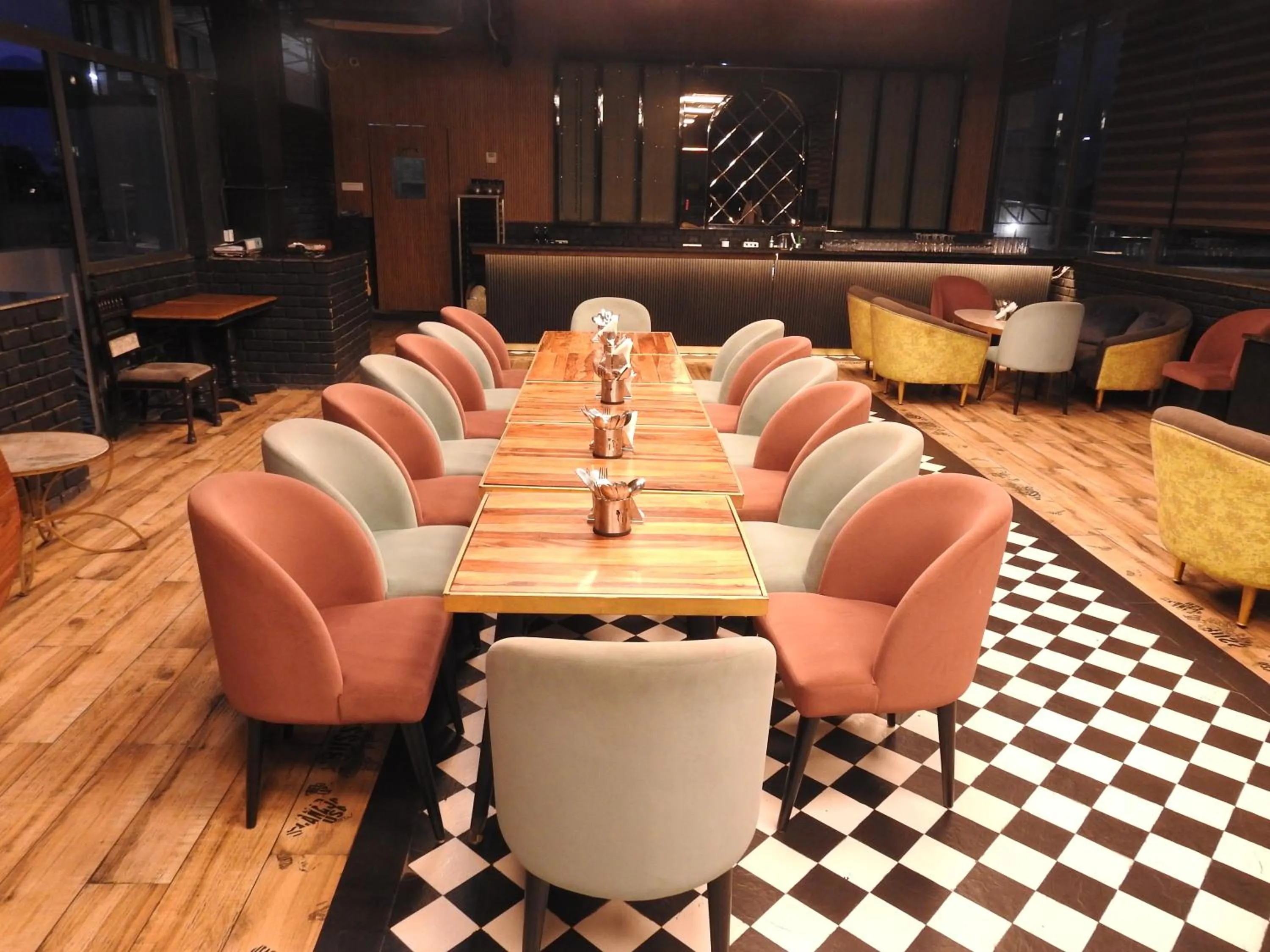 Restaurant/places to eat in Sapphire Sky Hotel