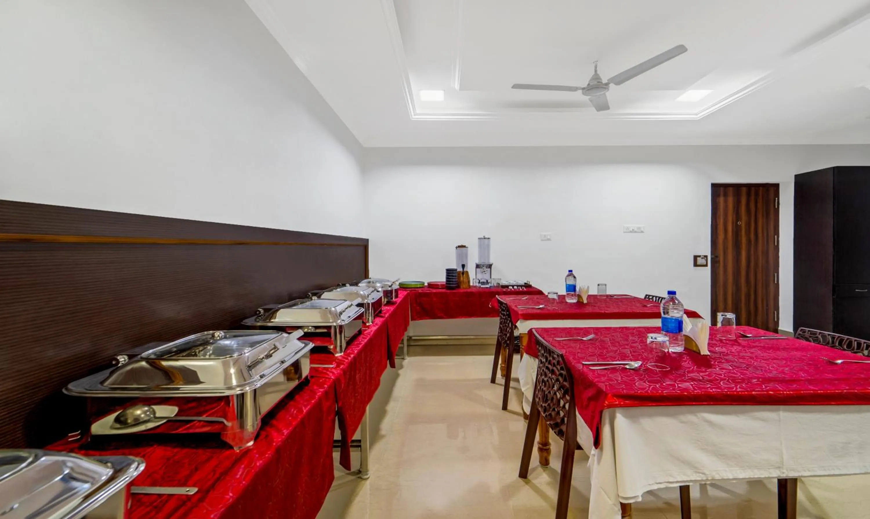 Dining area in Treebo NGH Transit