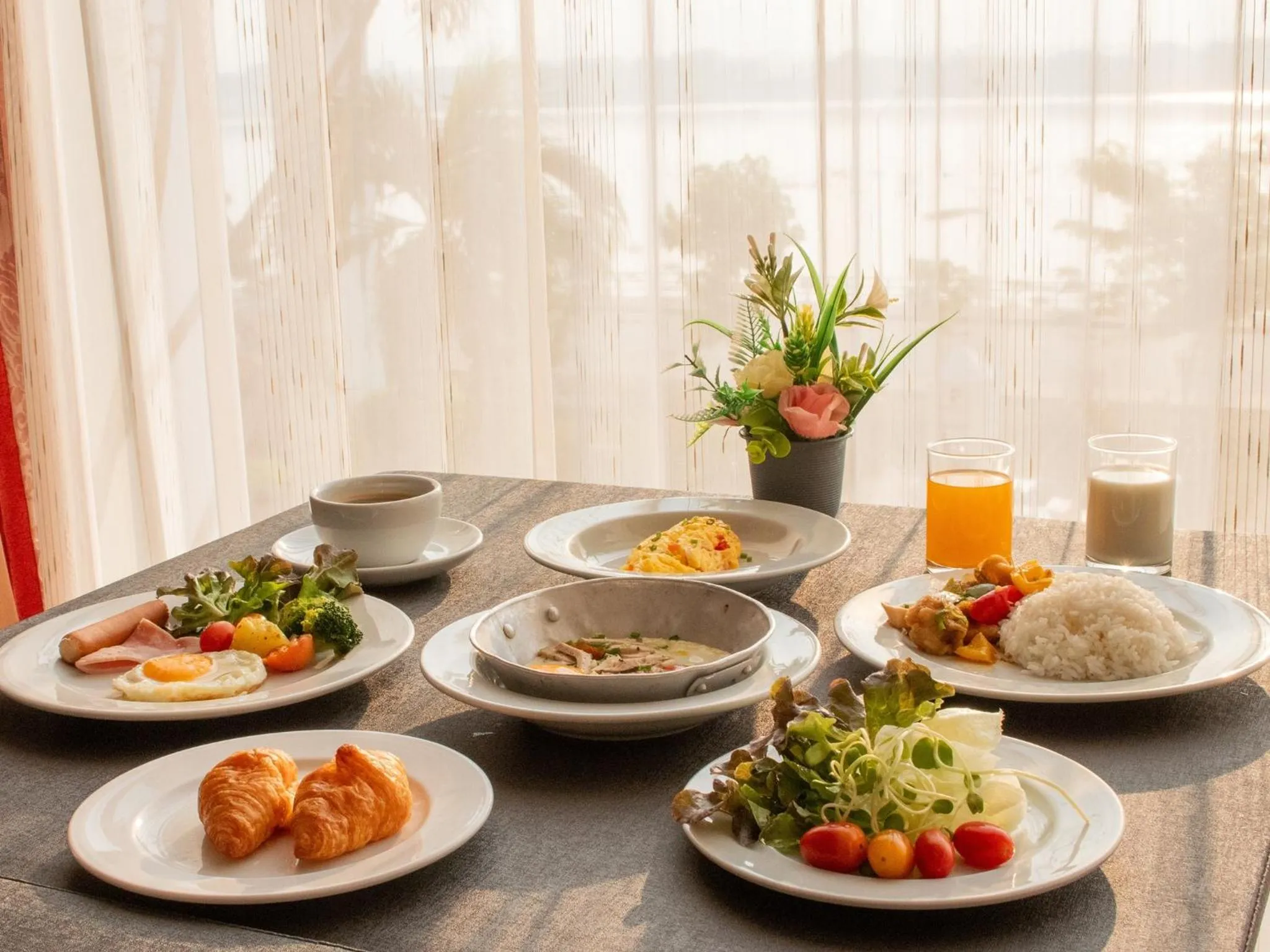 Restaurant/places to eat in Fortune River View Hotel Nakhon Phanom