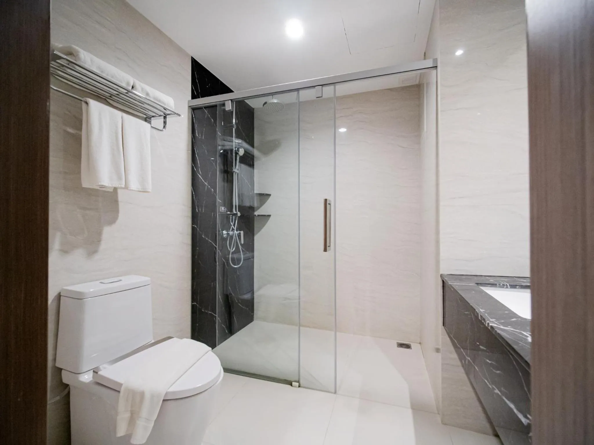 Shower in Fortune River View Hotel Nakhon Phanom