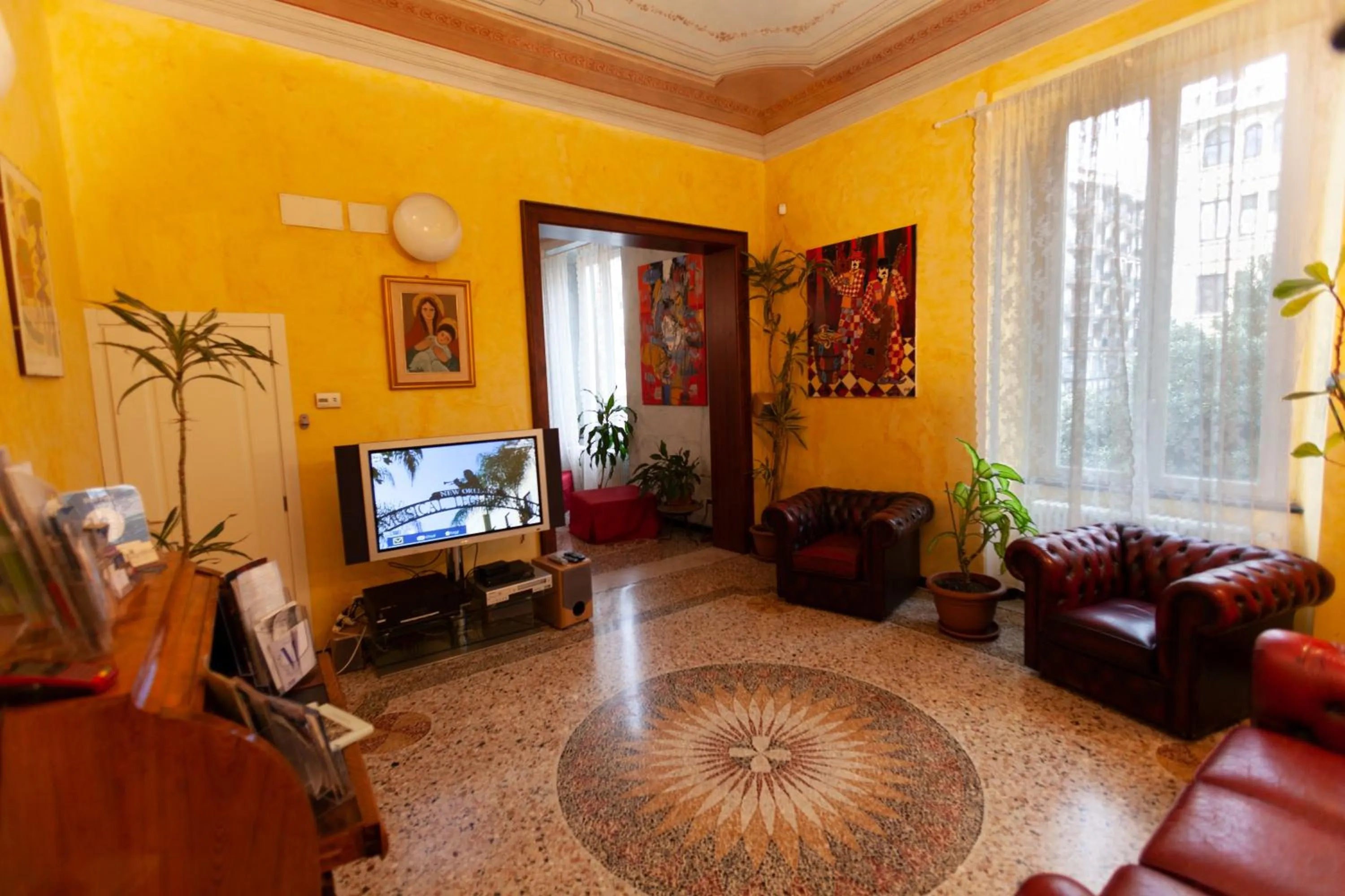 Communal lounge/ TV room in Due Papi