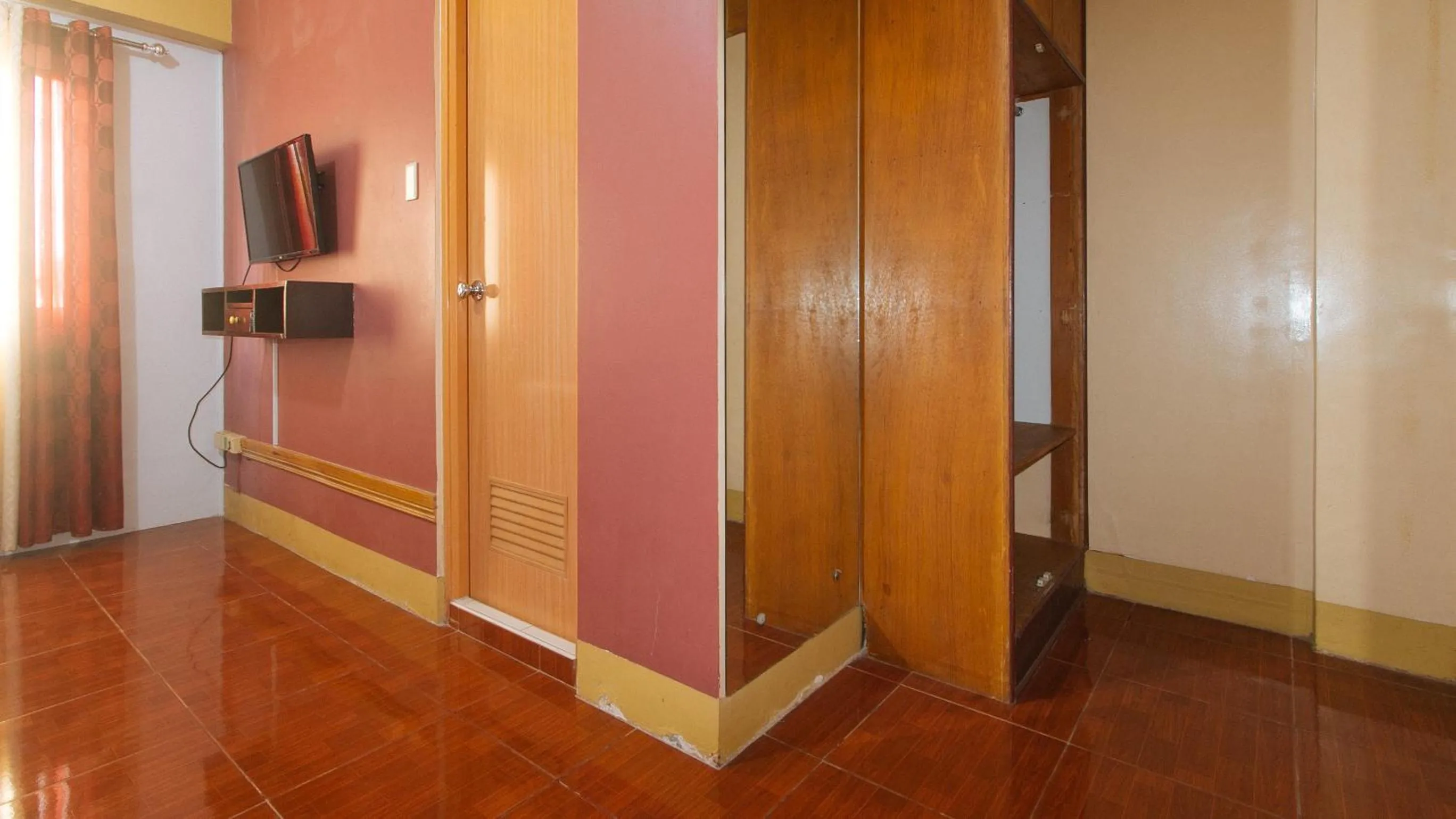 TV and multimedia in RedDoorz @ Farm Side Hotel Laoag City