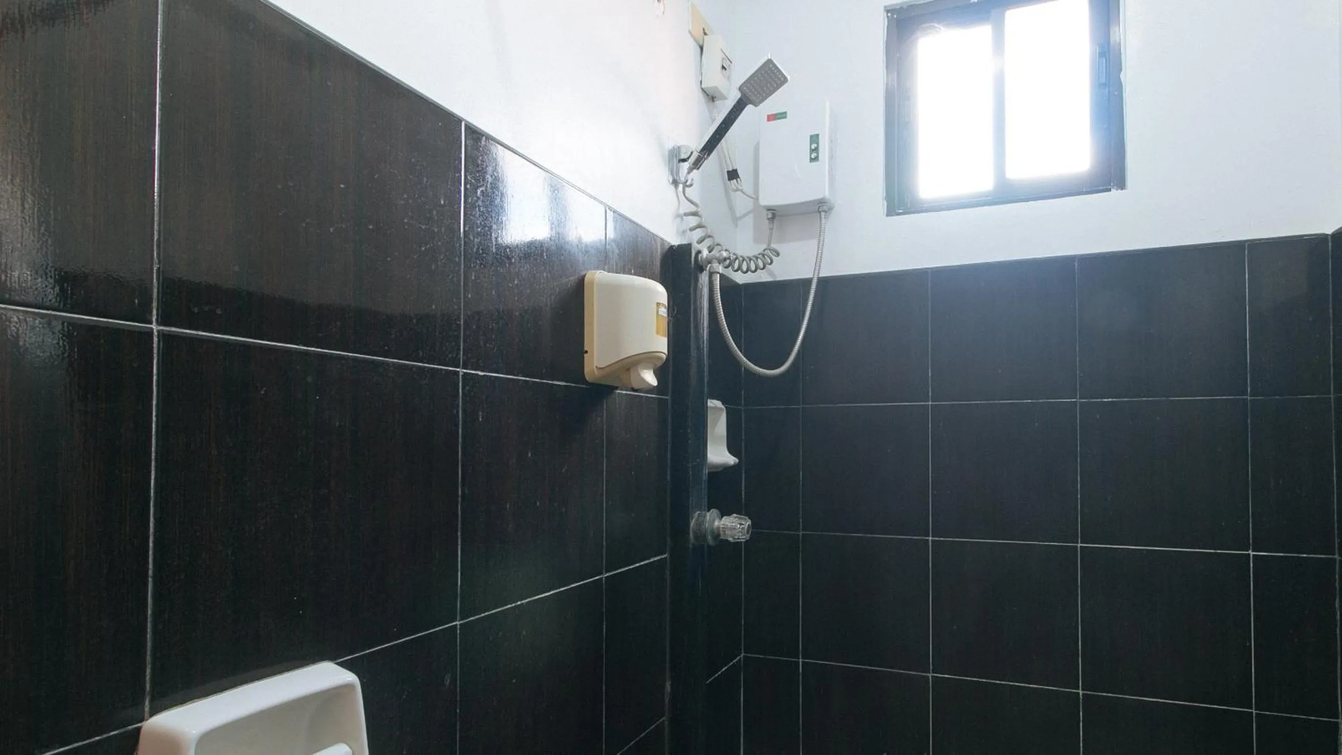 Shower in RedDoorz @ Farm Side Hotel Laoag City