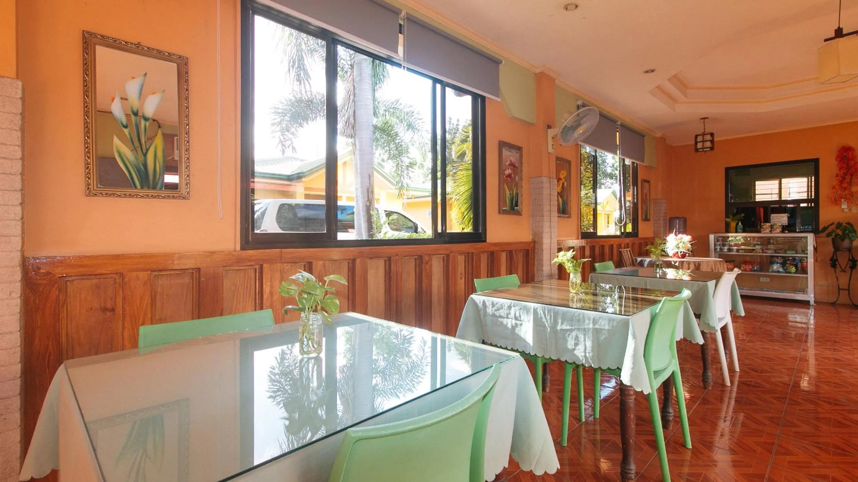 Restaurant/places to eat in RedDoorz @ Farm Side Hotel Laoag City