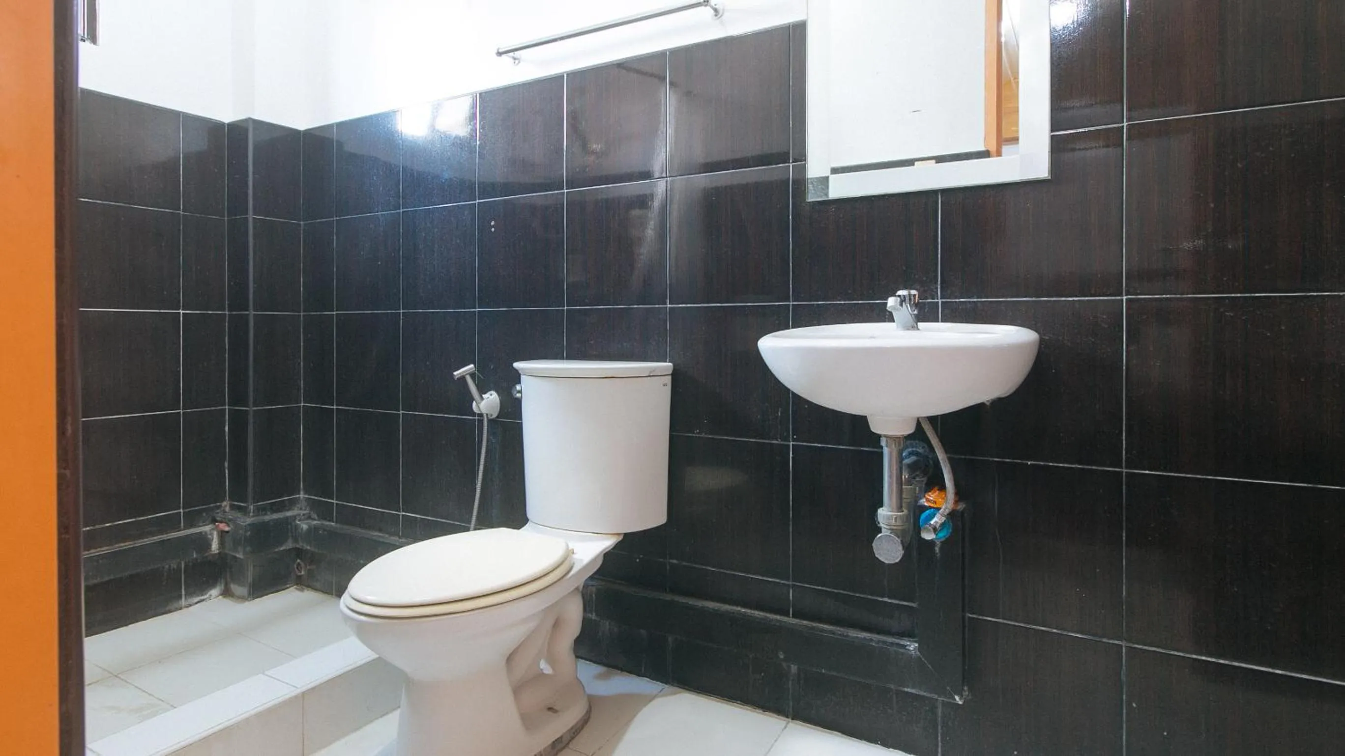 Shower in RedDoorz @ Farm Side Hotel Laoag City