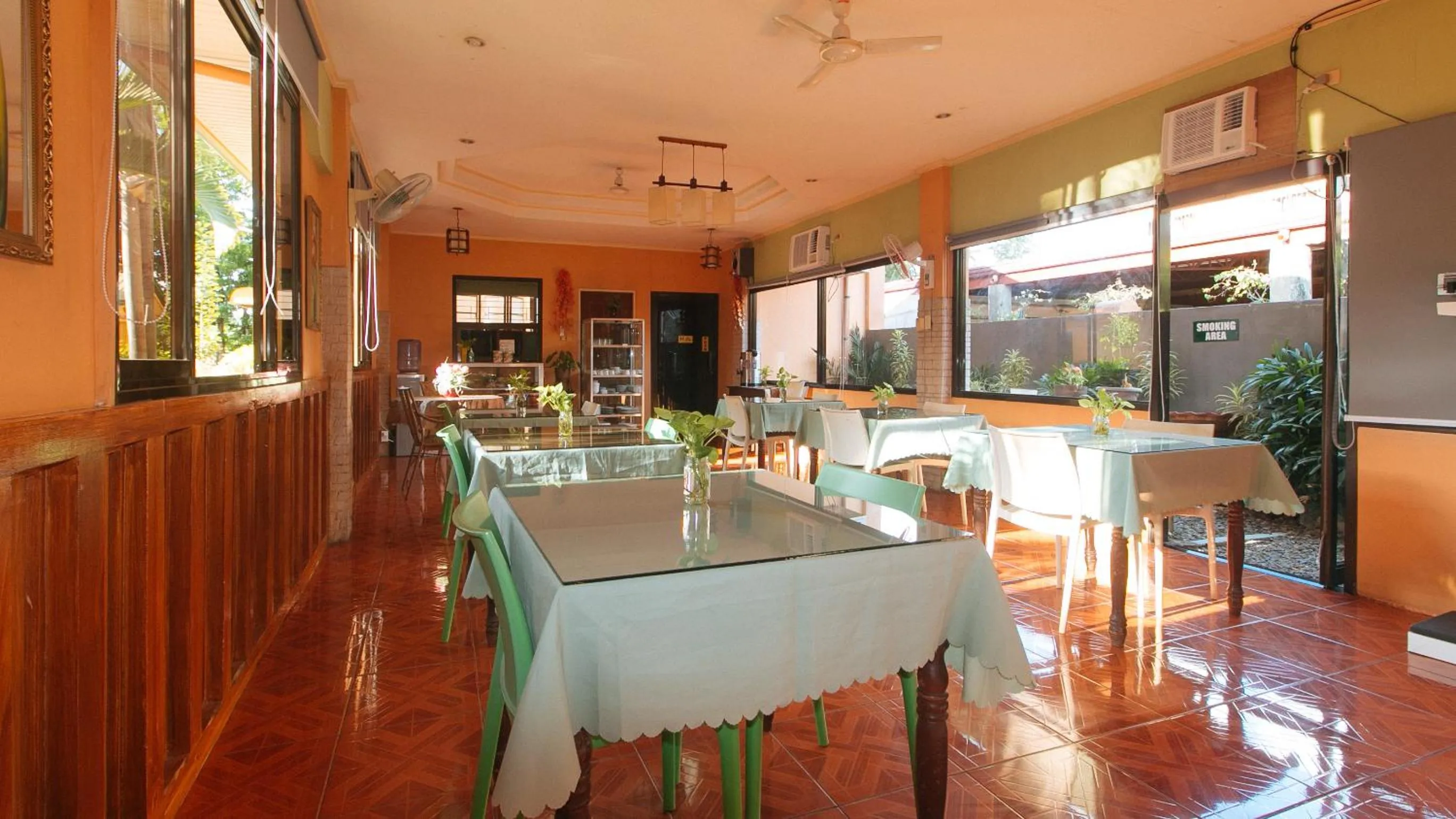 Restaurant/places to eat in RedDoorz @ Farm Side Hotel Laoag City