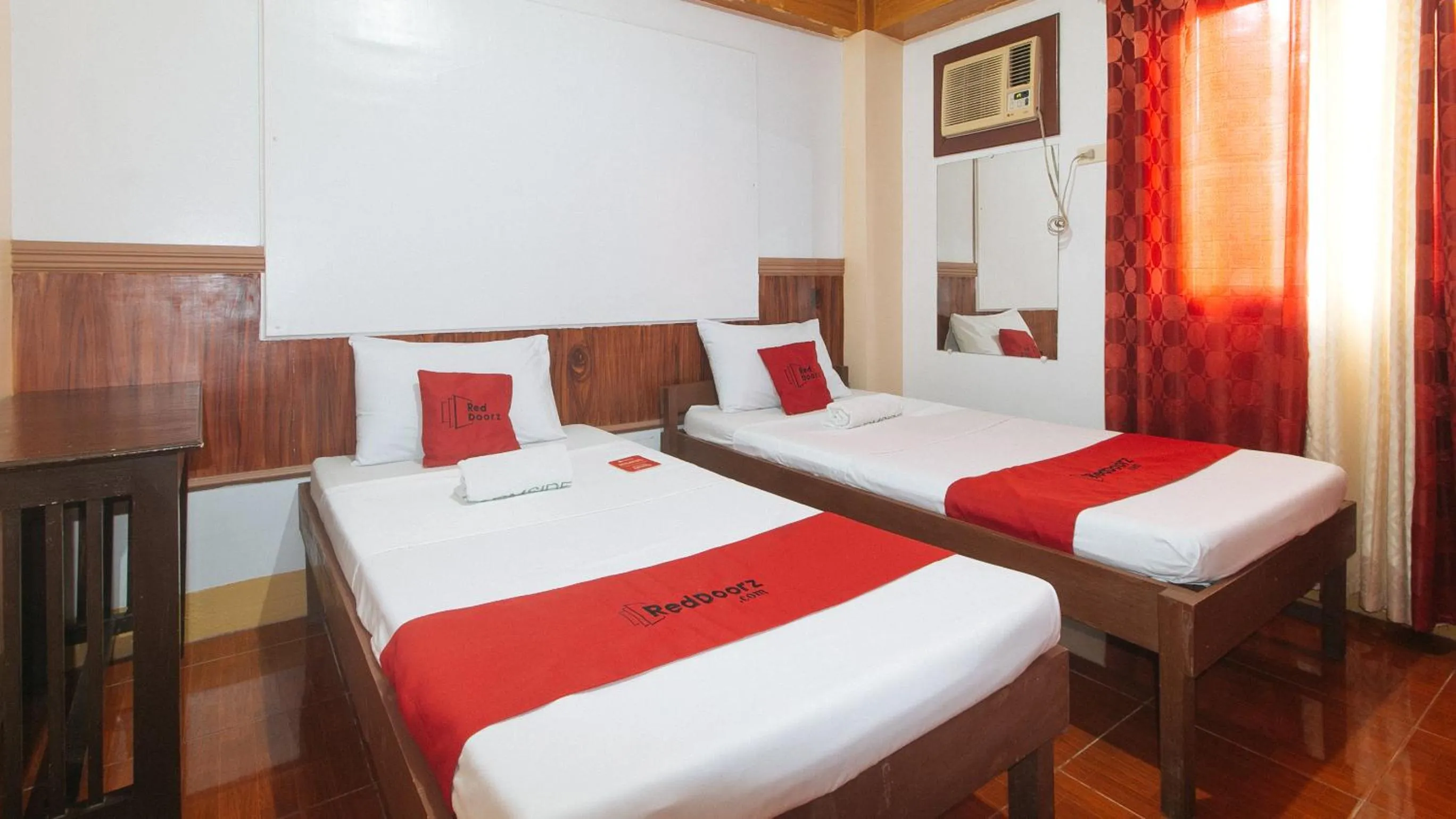 Bed in RedDoorz @ Farm Side Hotel Laoag City