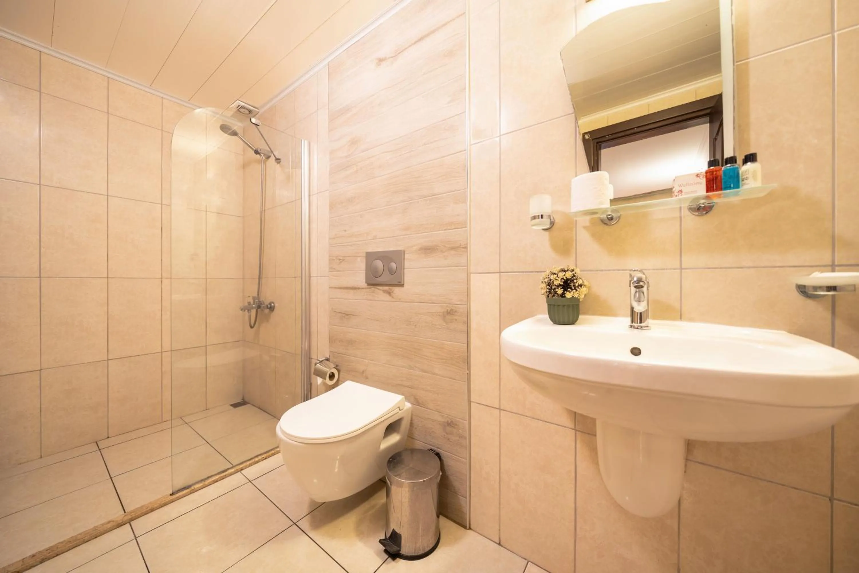 Shower in Ata Lagoon Beach Hotel