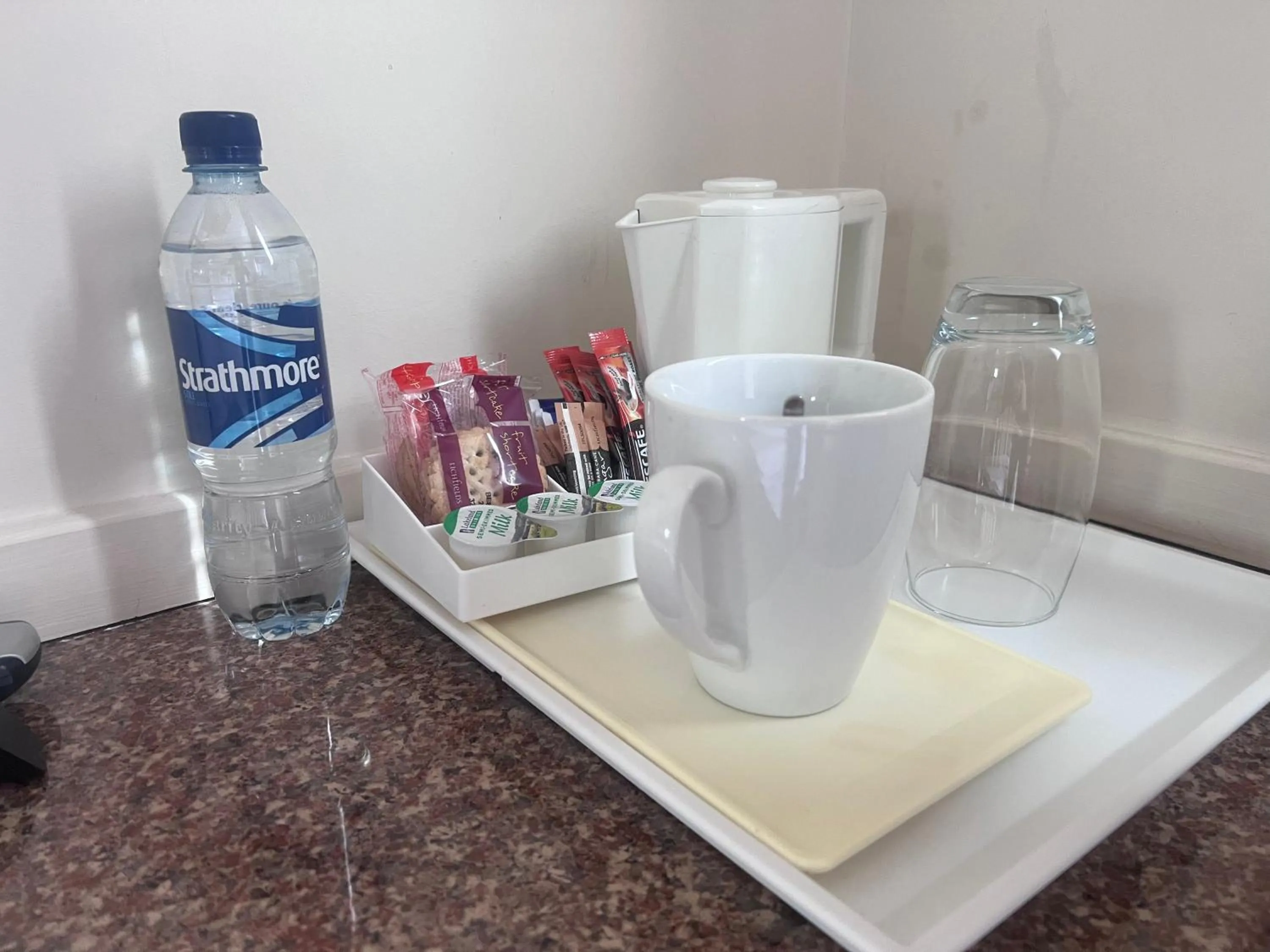 Coffee/tea facilities in Brig Inn Hotel