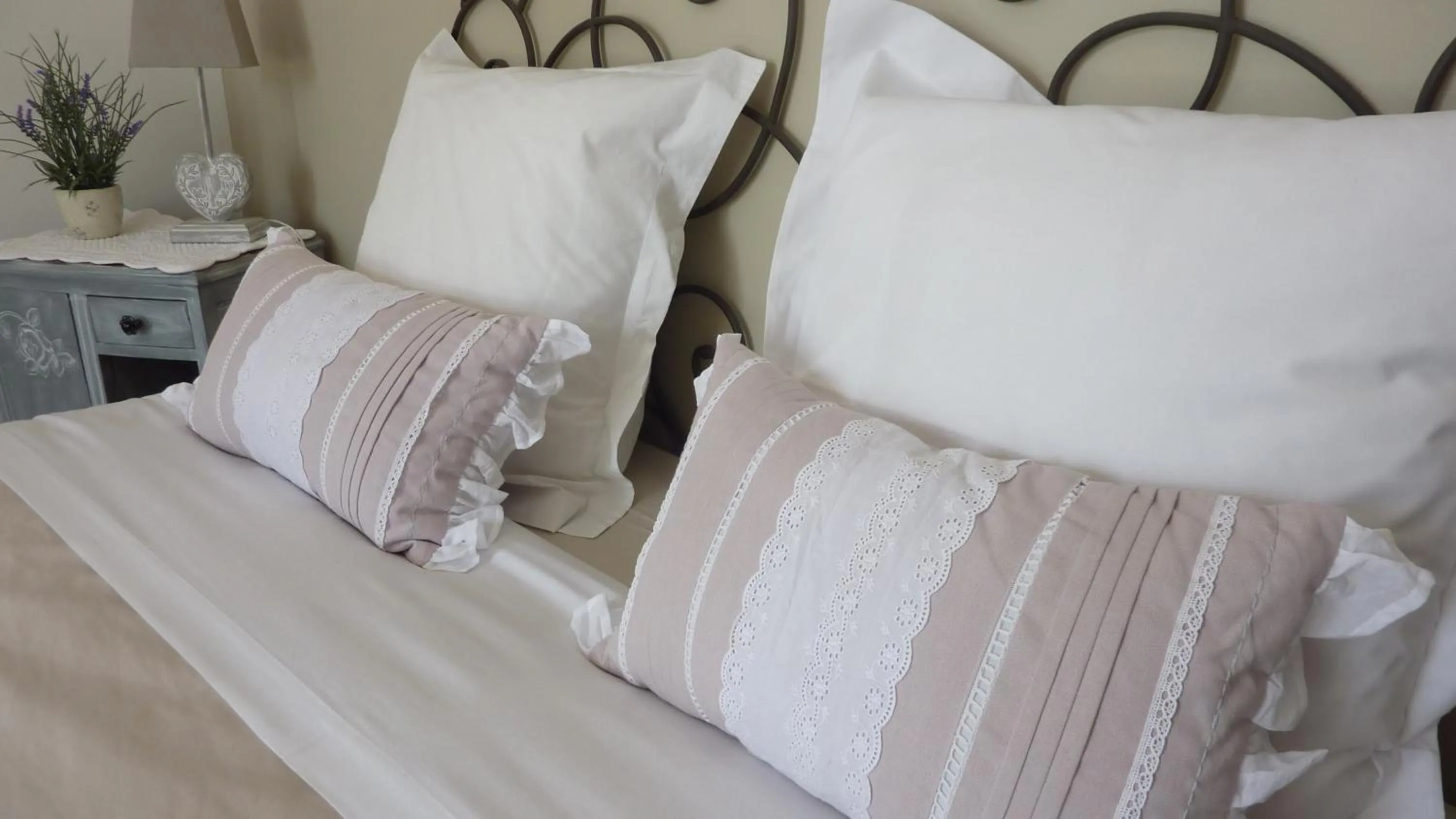 Bed in L Olivadou B&B