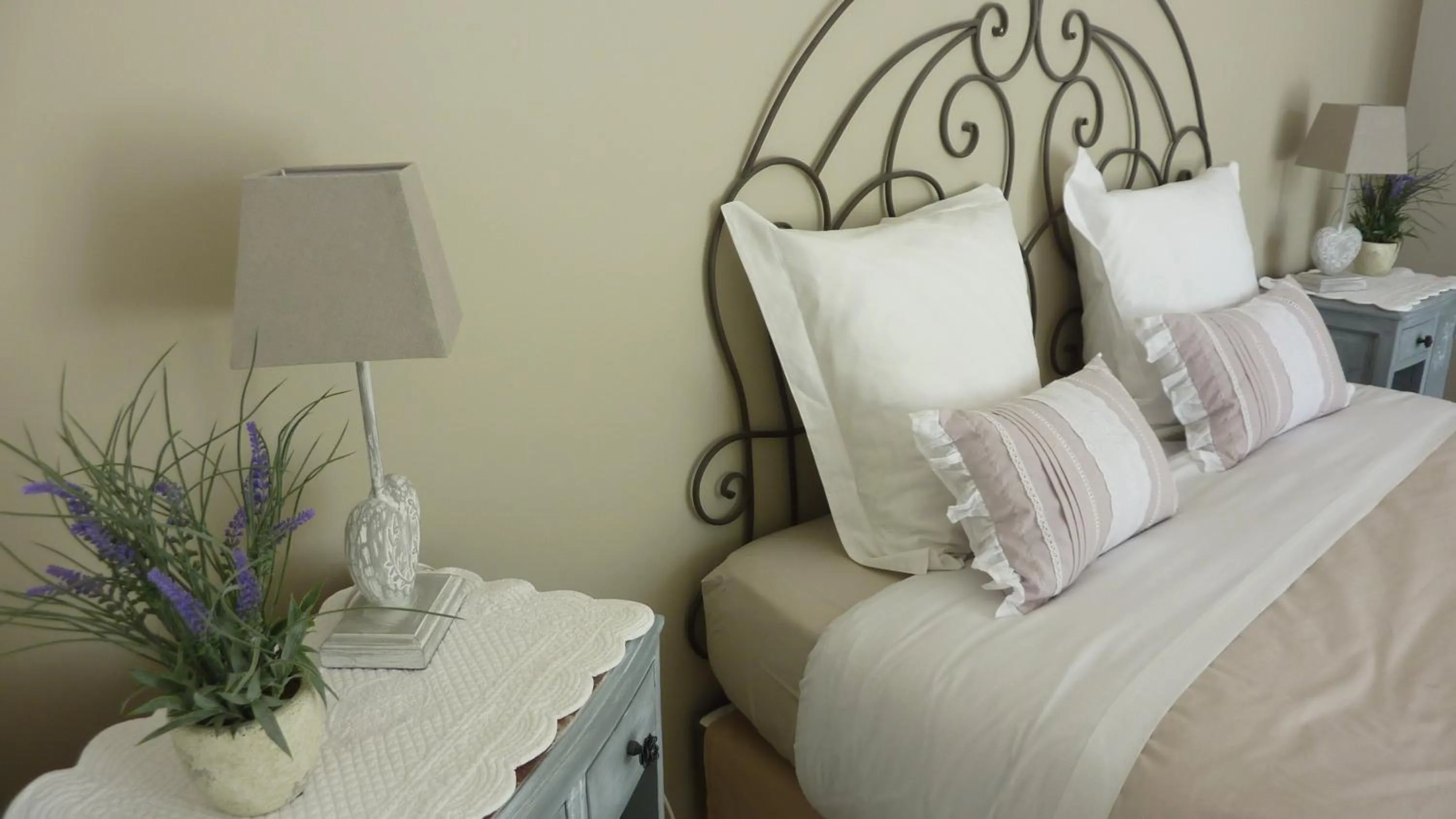 Bed in L Olivadou B&B