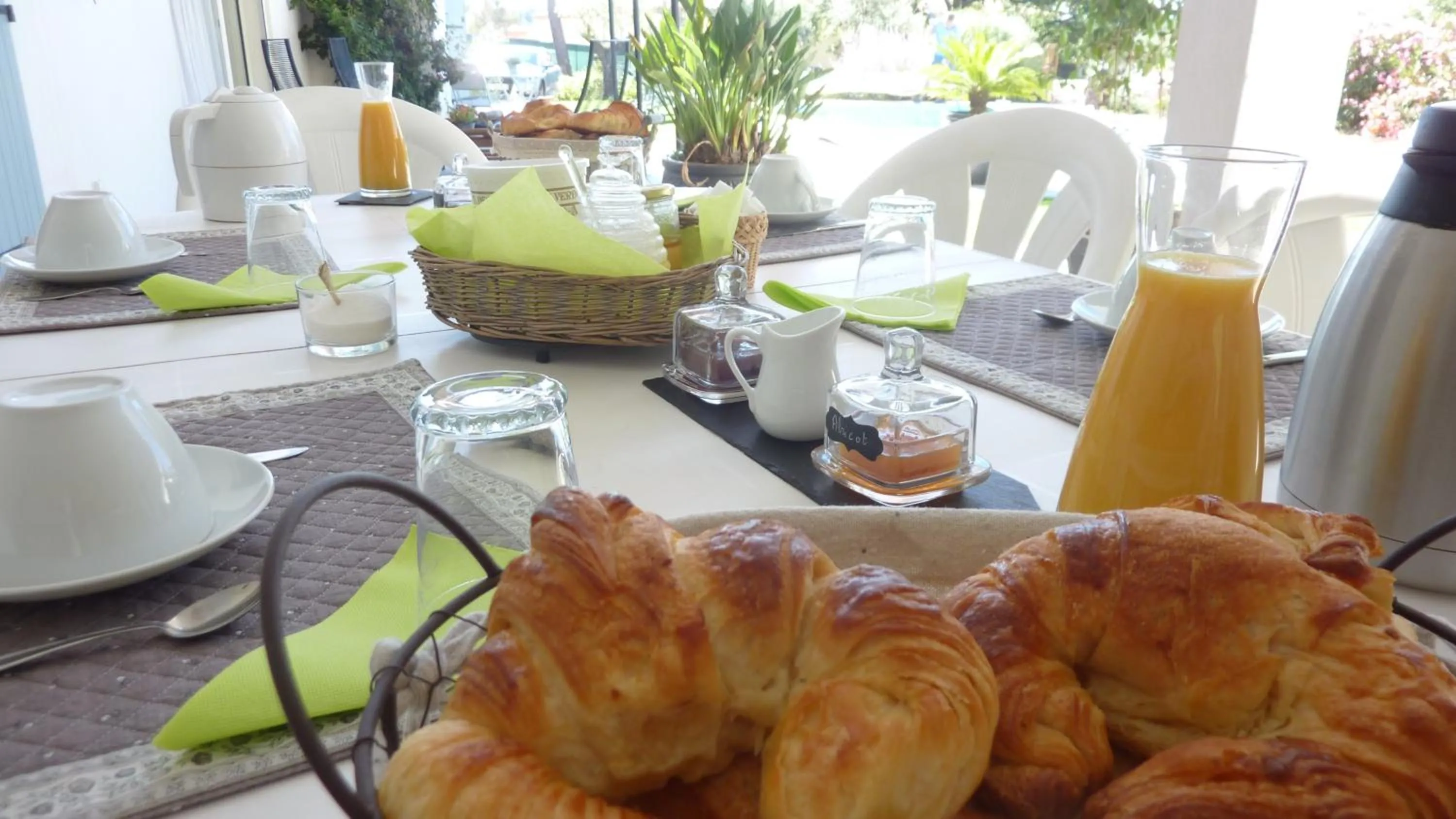 Breakfast in L Olivadou B&B