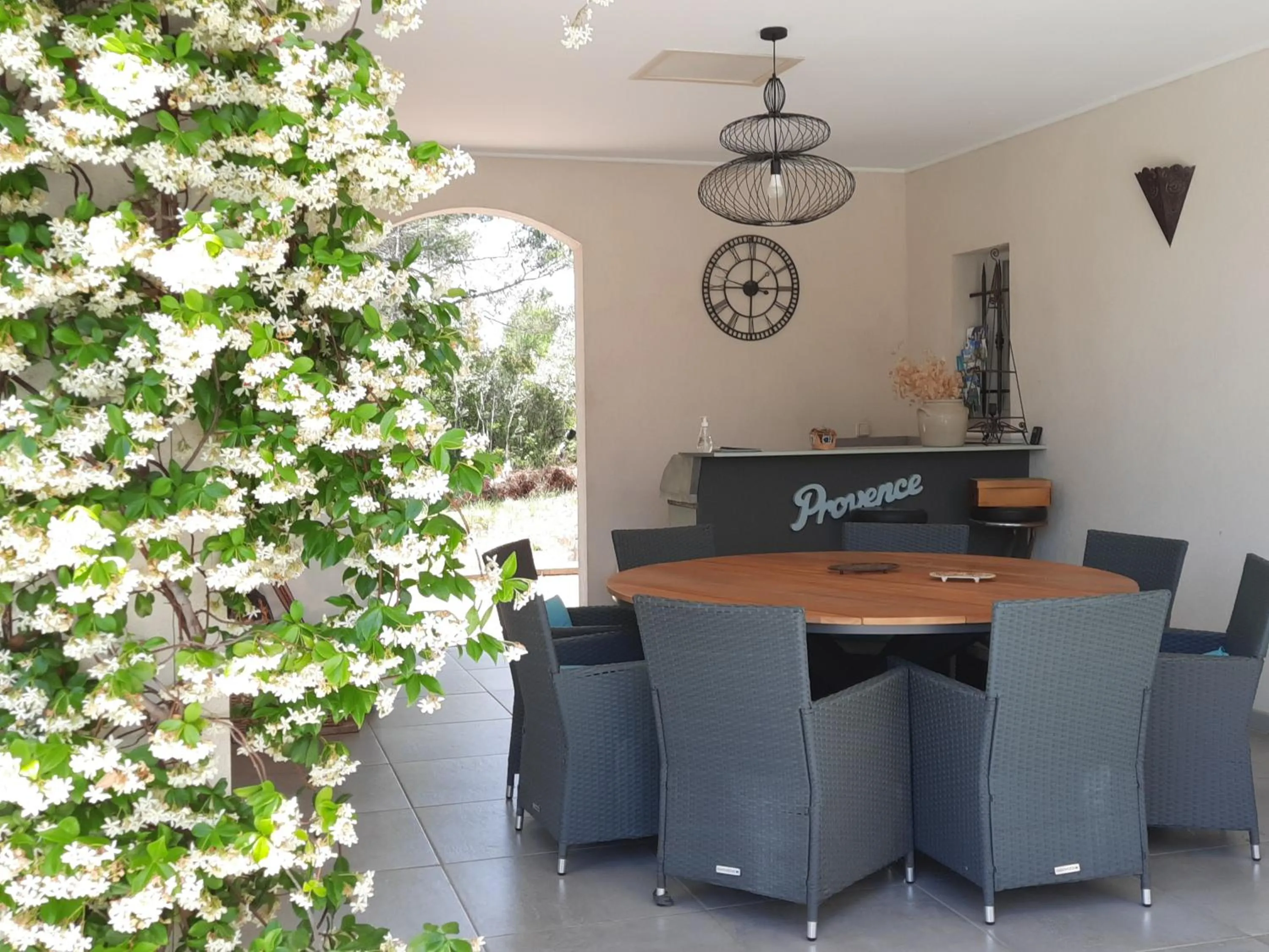Dining area in L Olivadou B&B