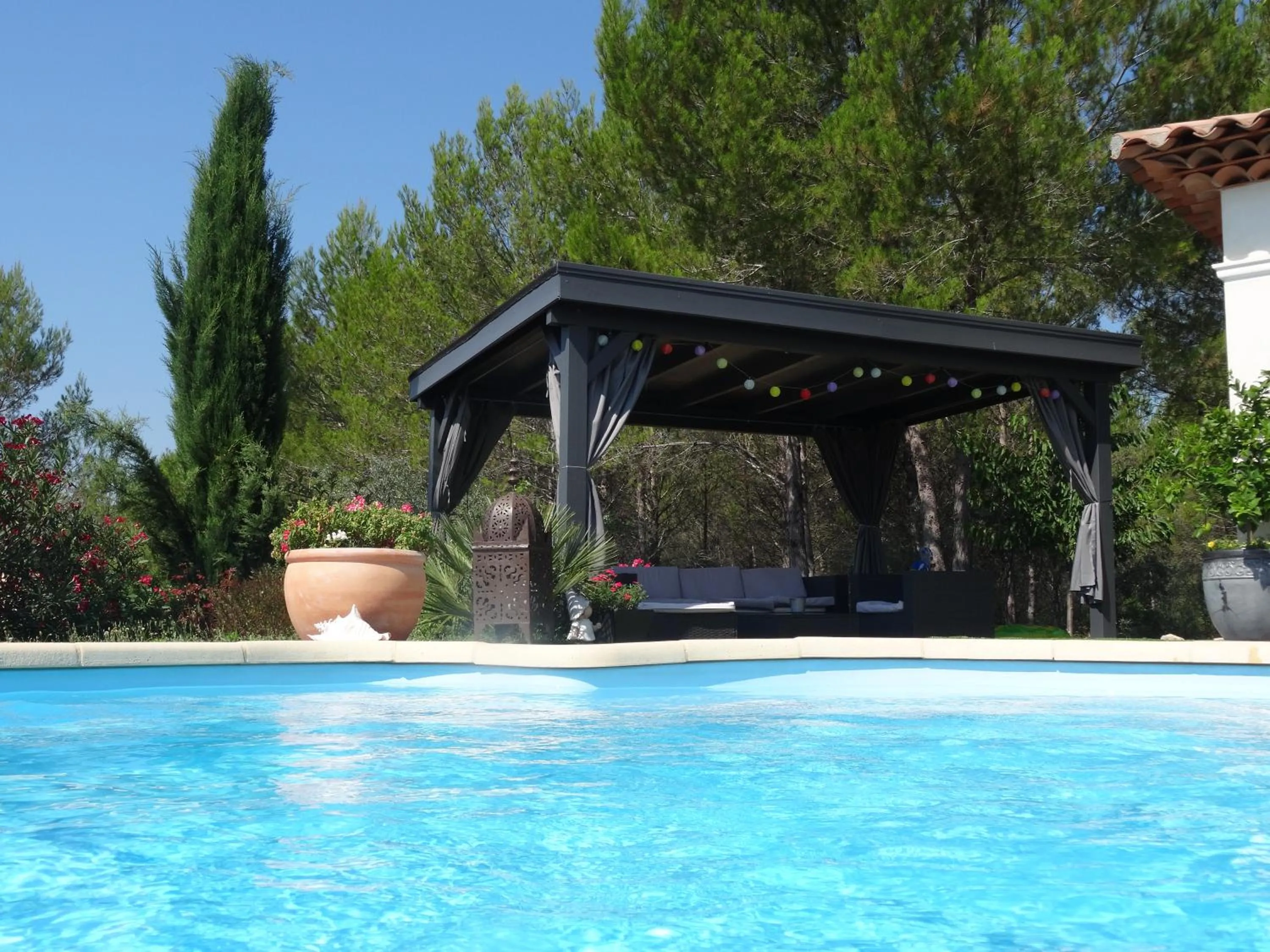 Swimming pool in L Olivadou B&B