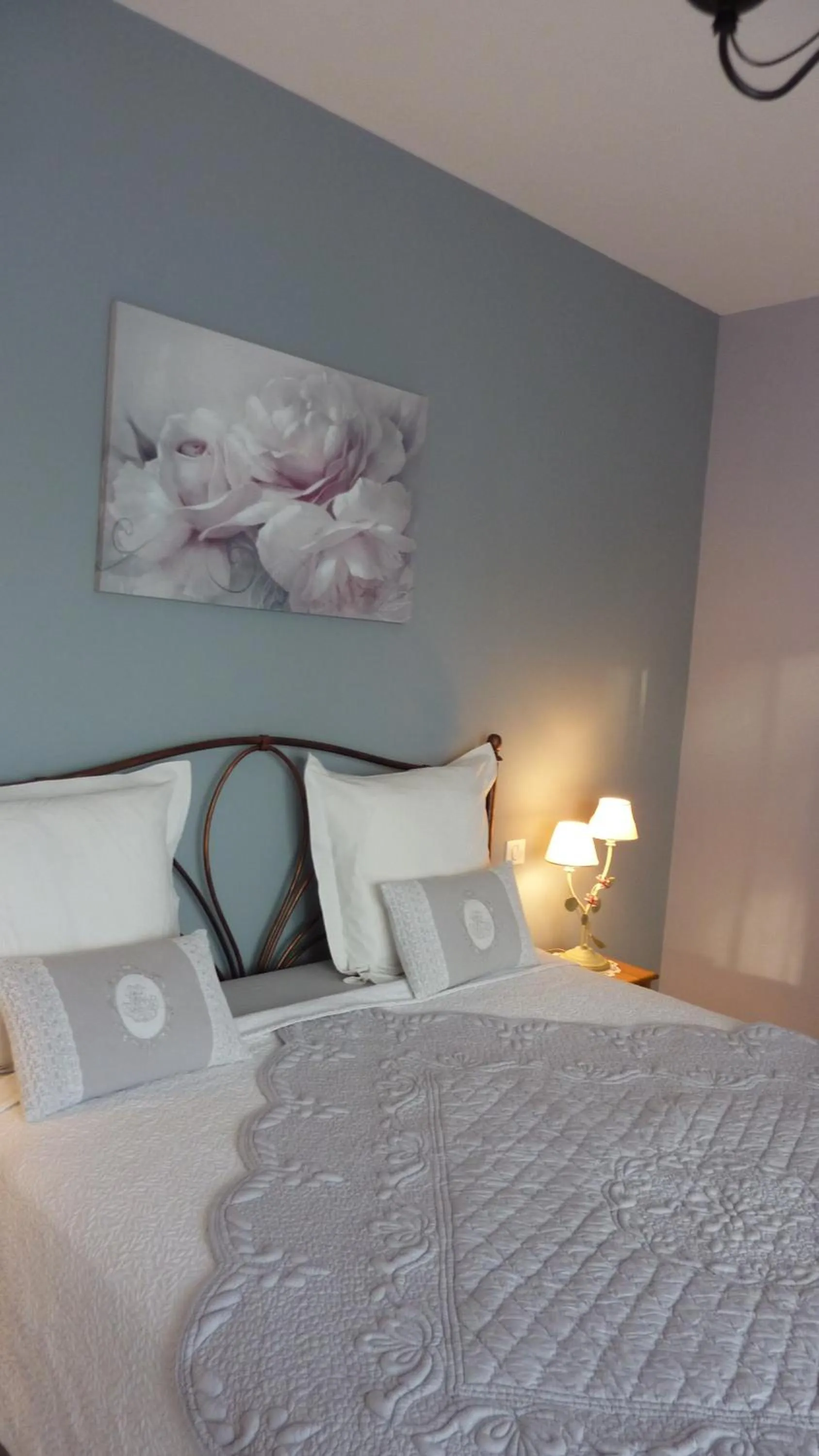 Bed in L Olivadou B&B