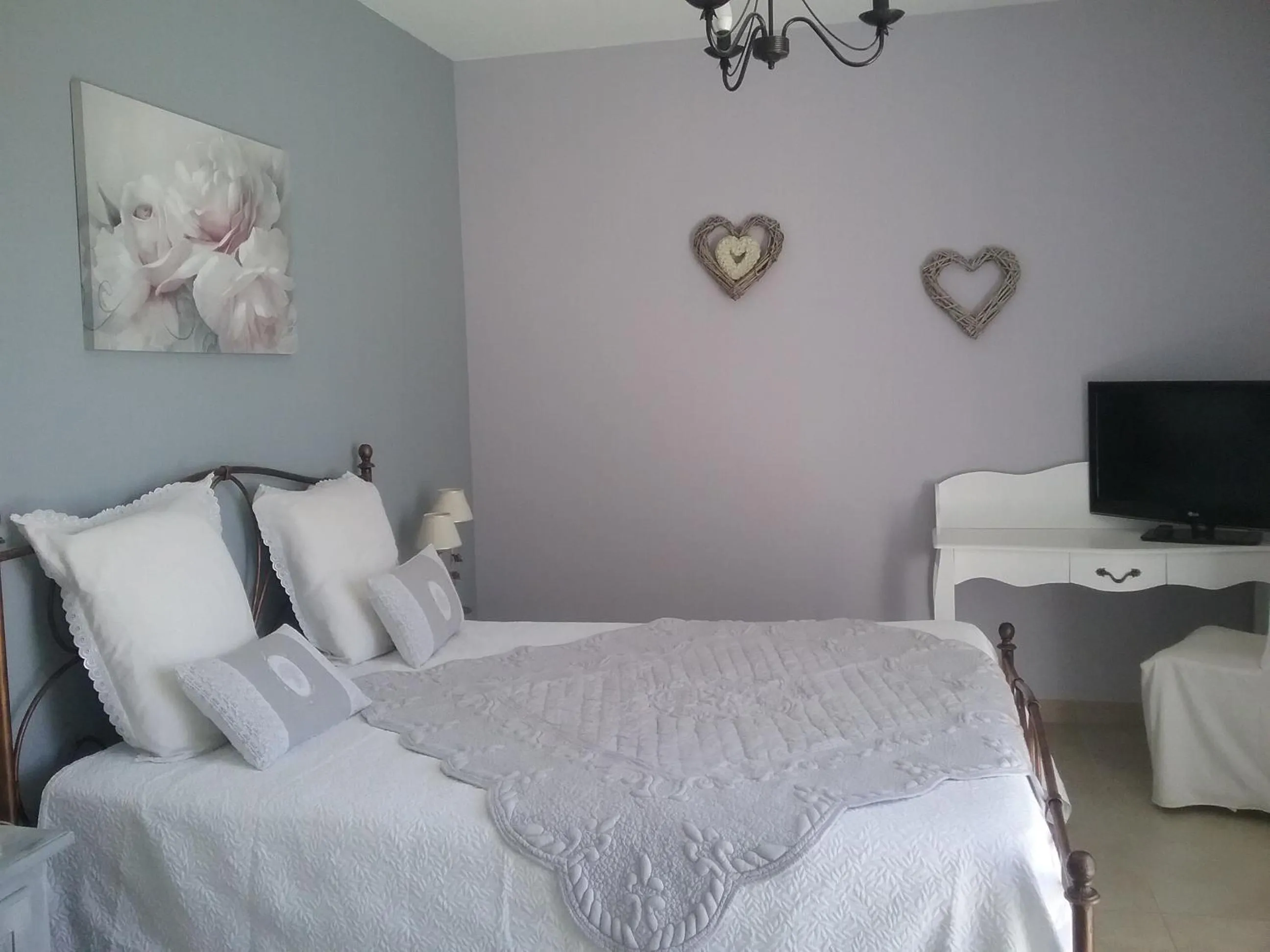 Bed in L Olivadou B&B