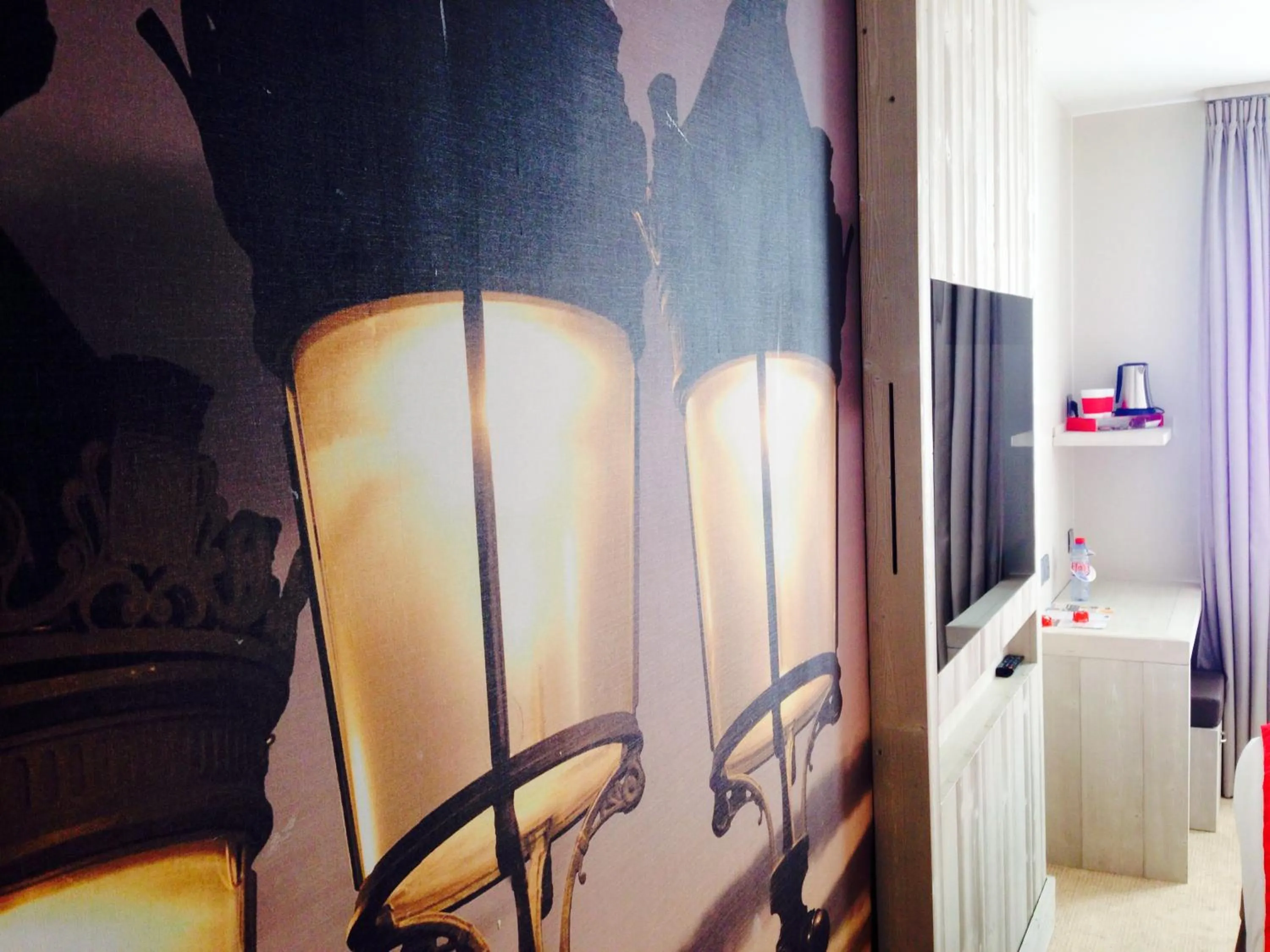 TV and multimedia in Hôtel le 209 Paris Bercy