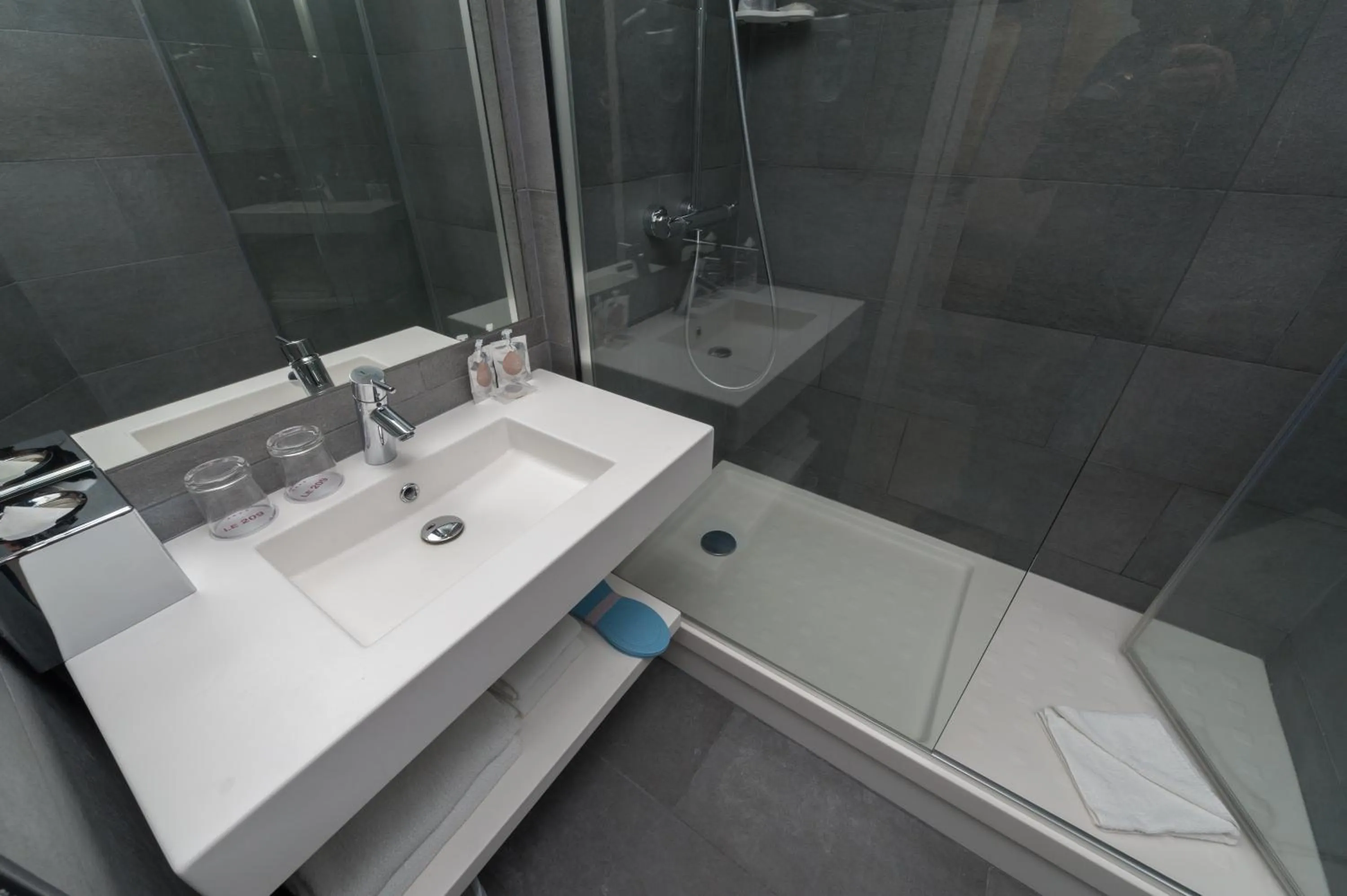 Shower in Hôtel le 209 Paris Bercy