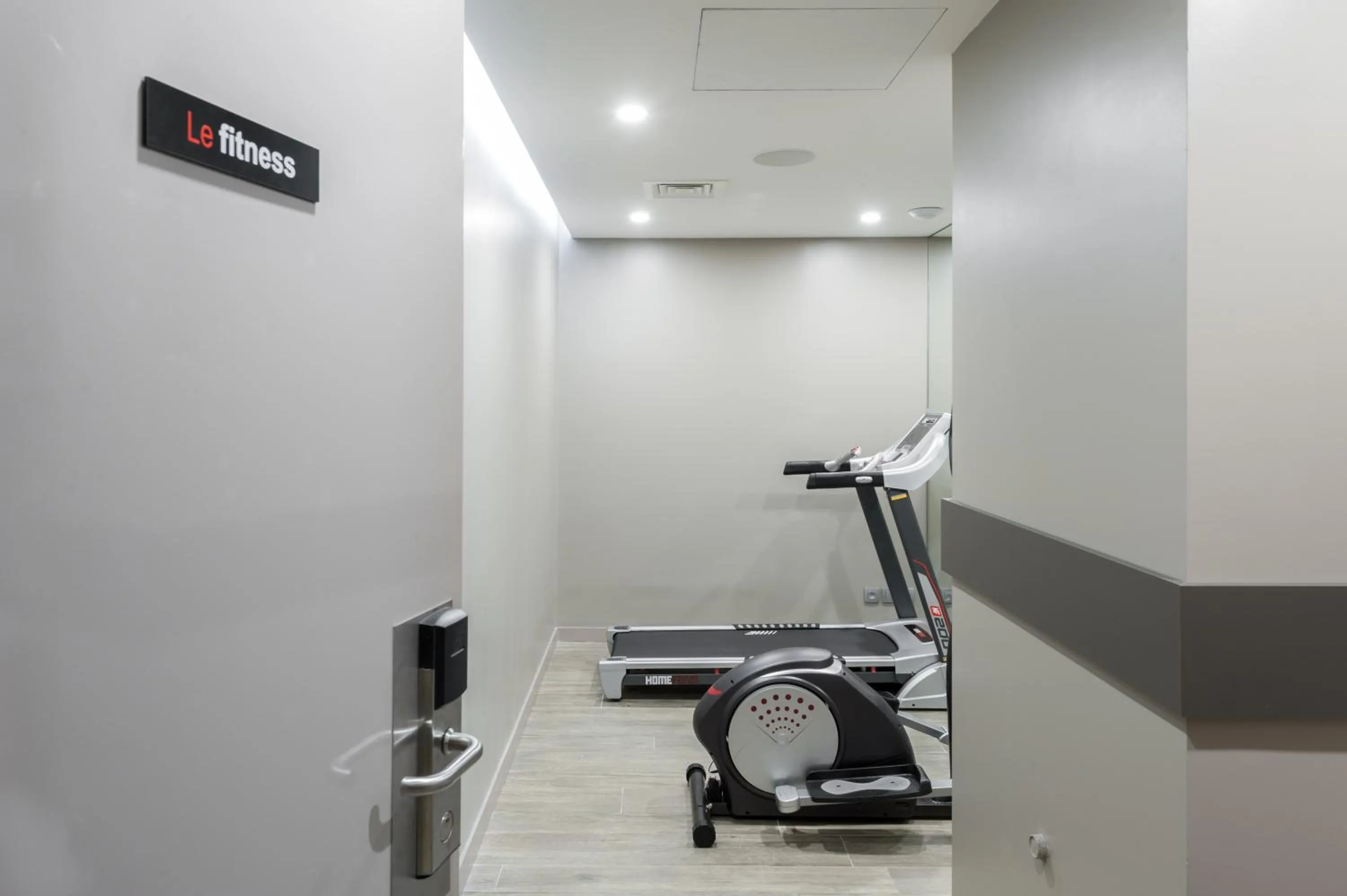 People in Hôtel le 209 Paris Bercy