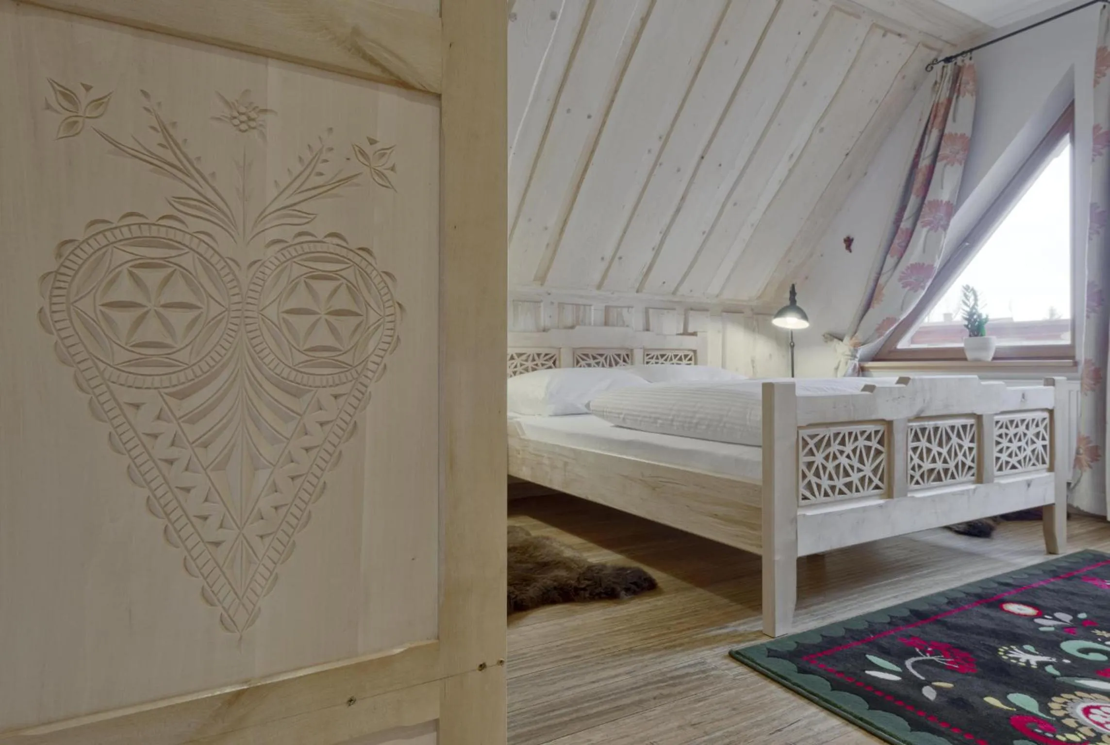 Decorative detail, Bed in Willa Tatiana Lux