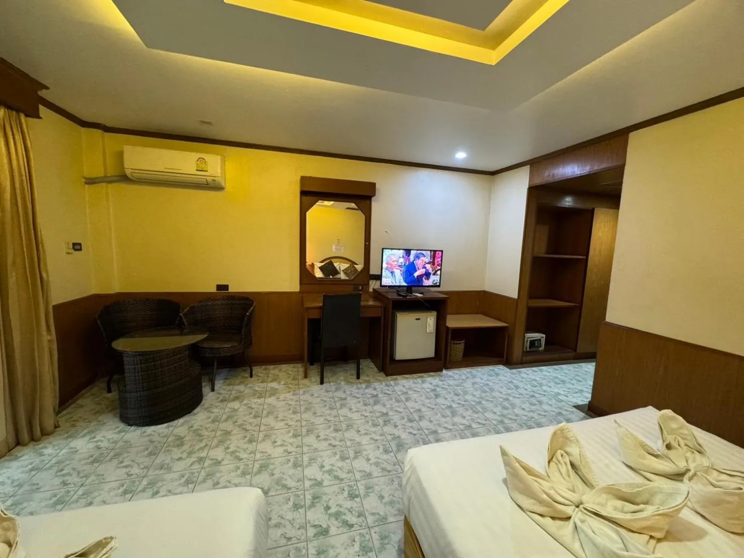 Seating area, Bed in MrMac's Place