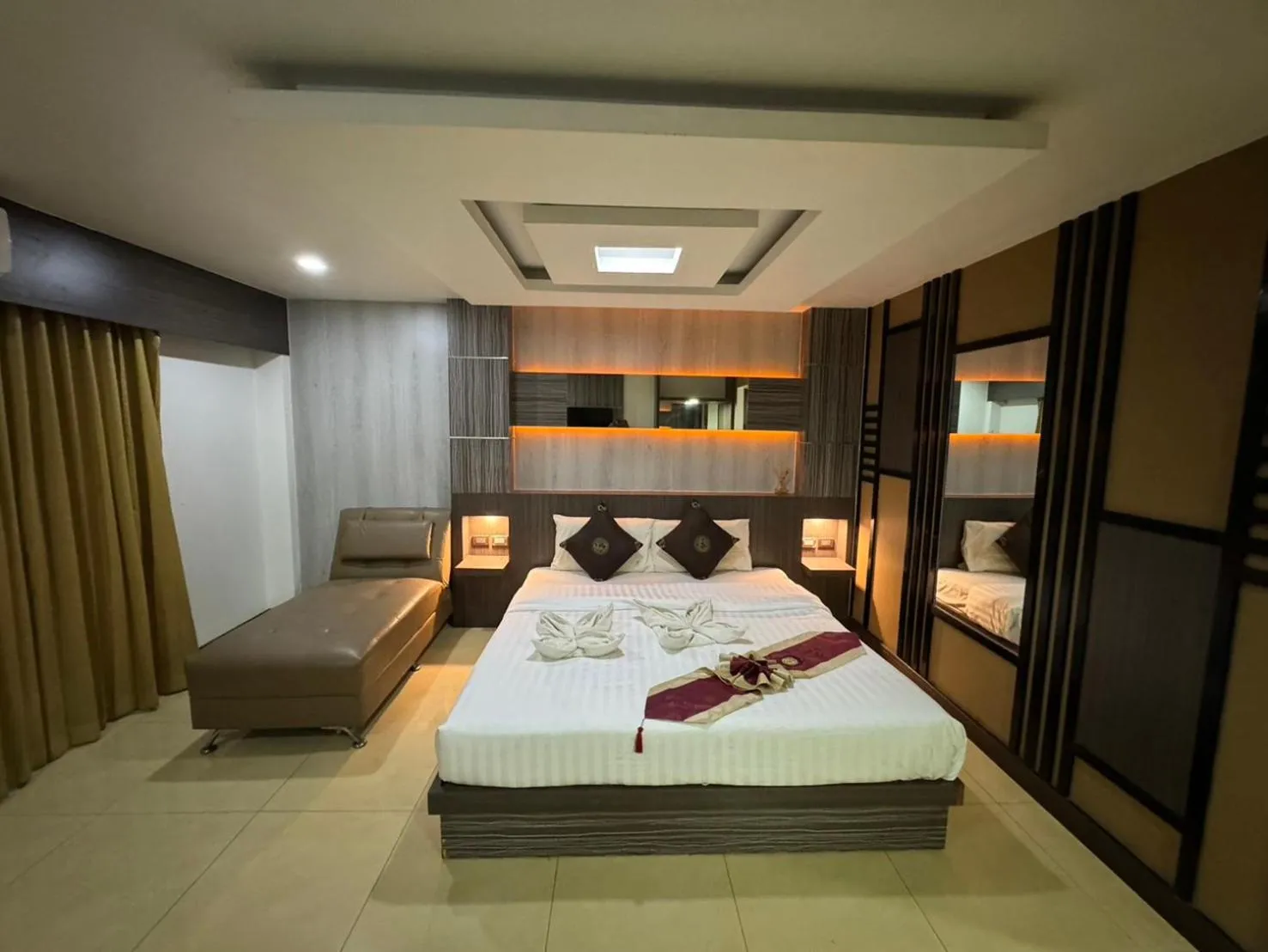 Photo of the whole room, Bed in MrMac's Place