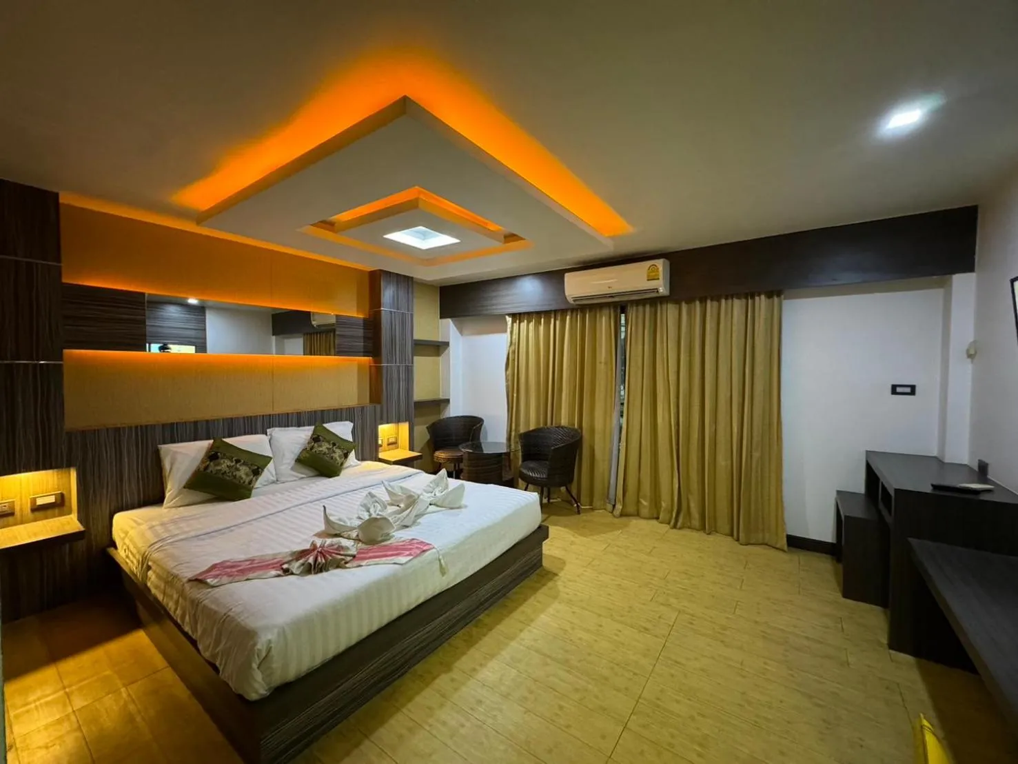 Photo of the whole room, Bed in MrMac's Place