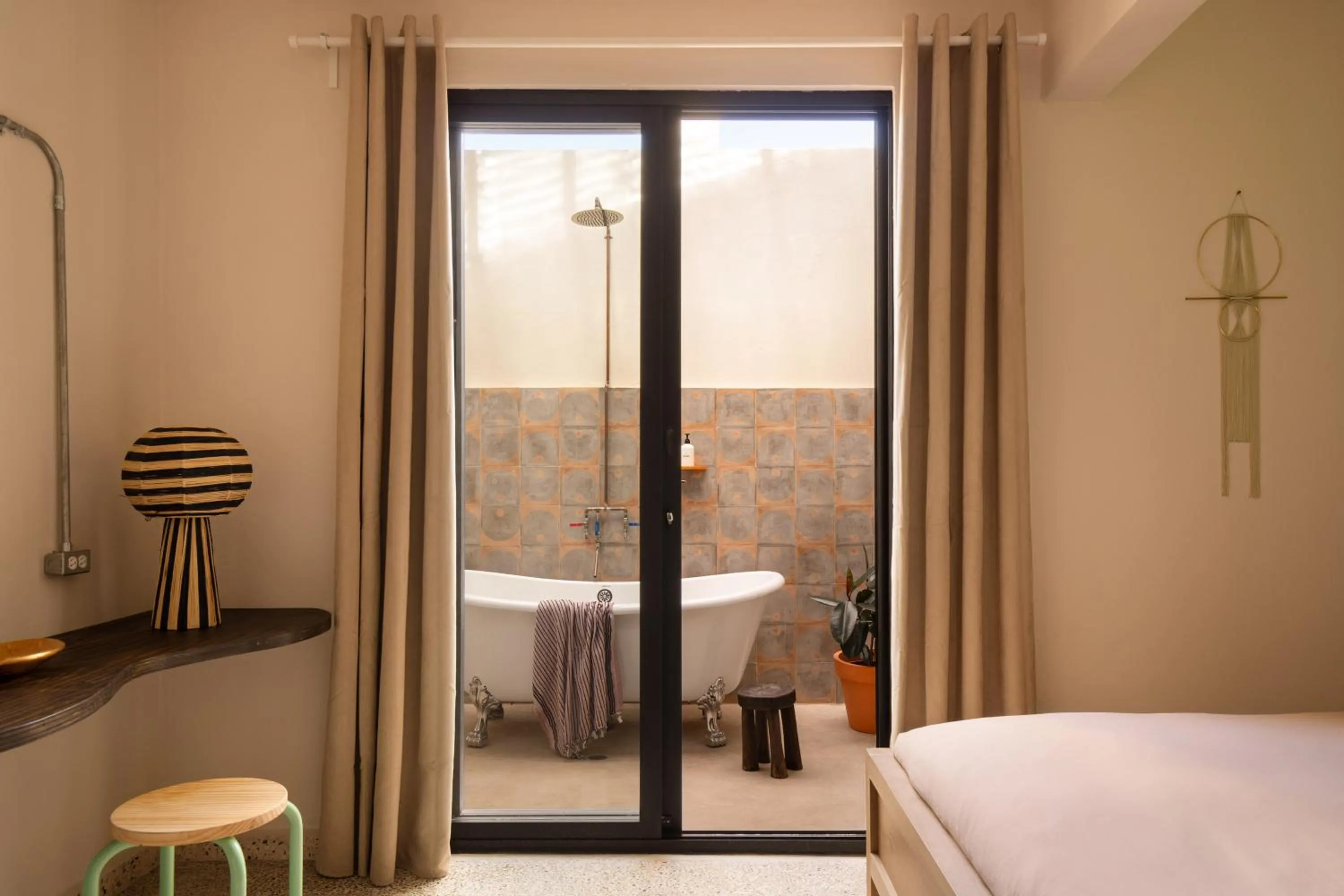 Shower, Bed in NOA by DW