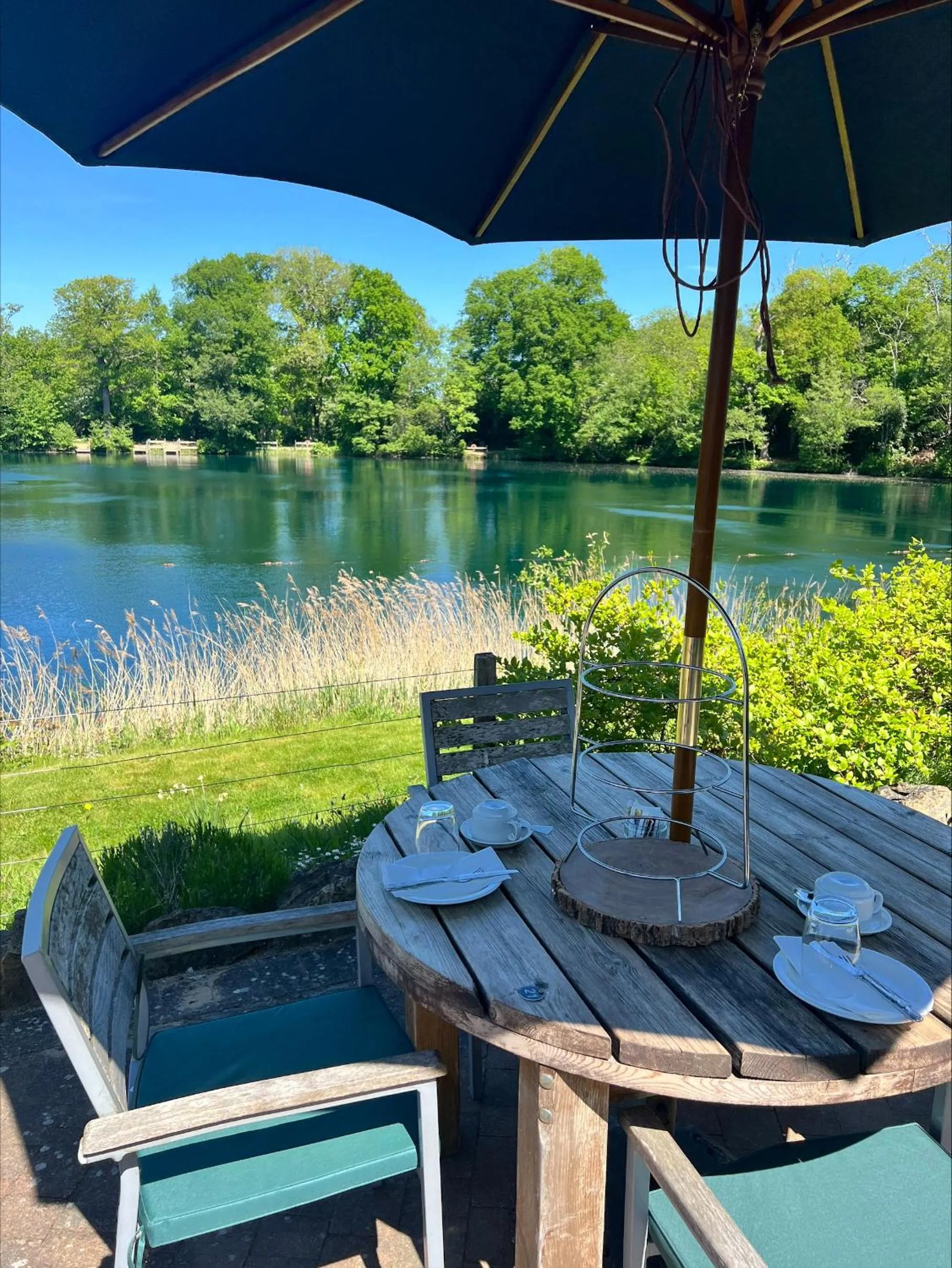 Lounge or bar in Inn On The Lake