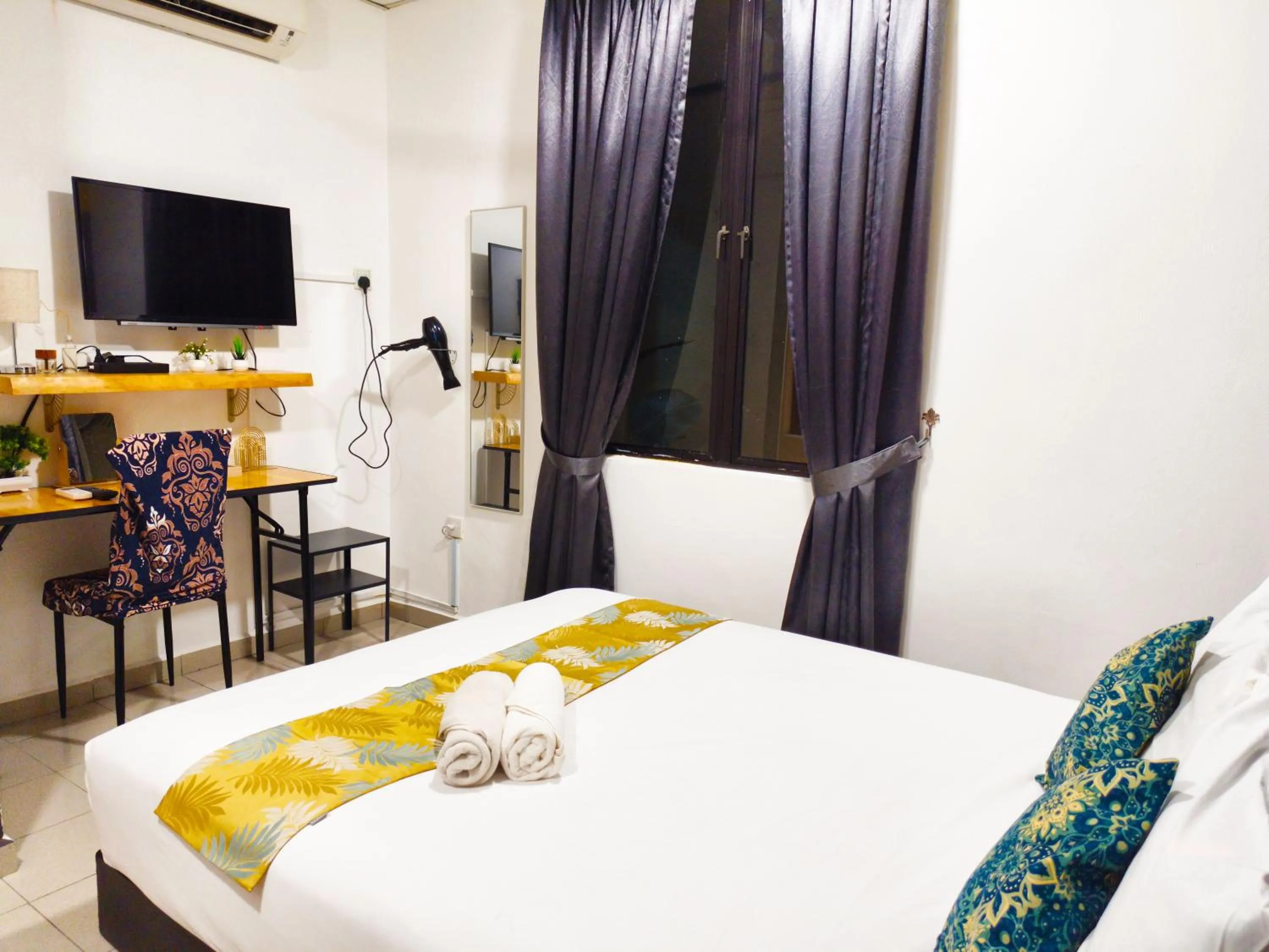 Bedroom, Bed in Salaam Suites Hotel