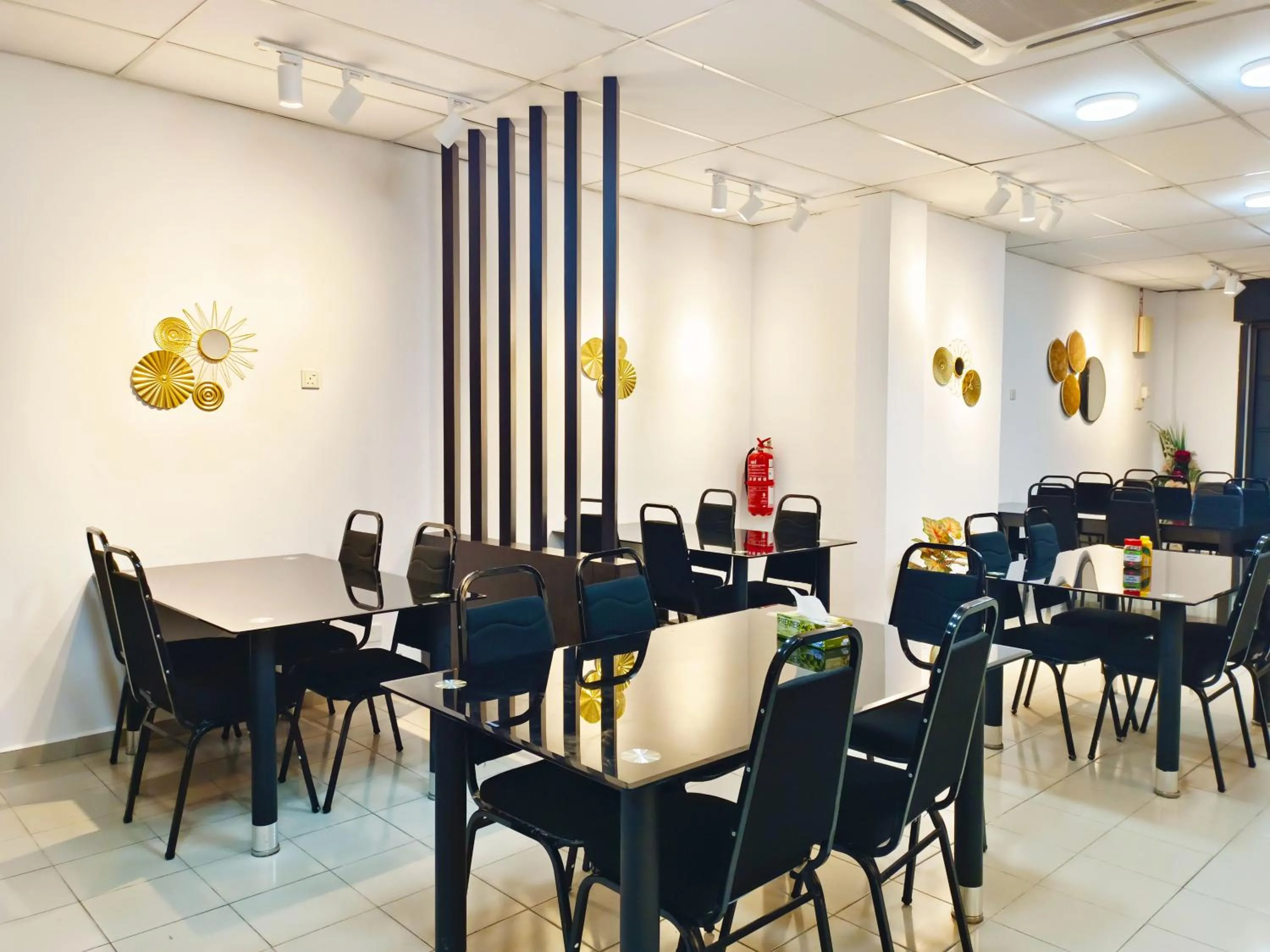 Restaurant/places to eat in Salaam Suites Hotel