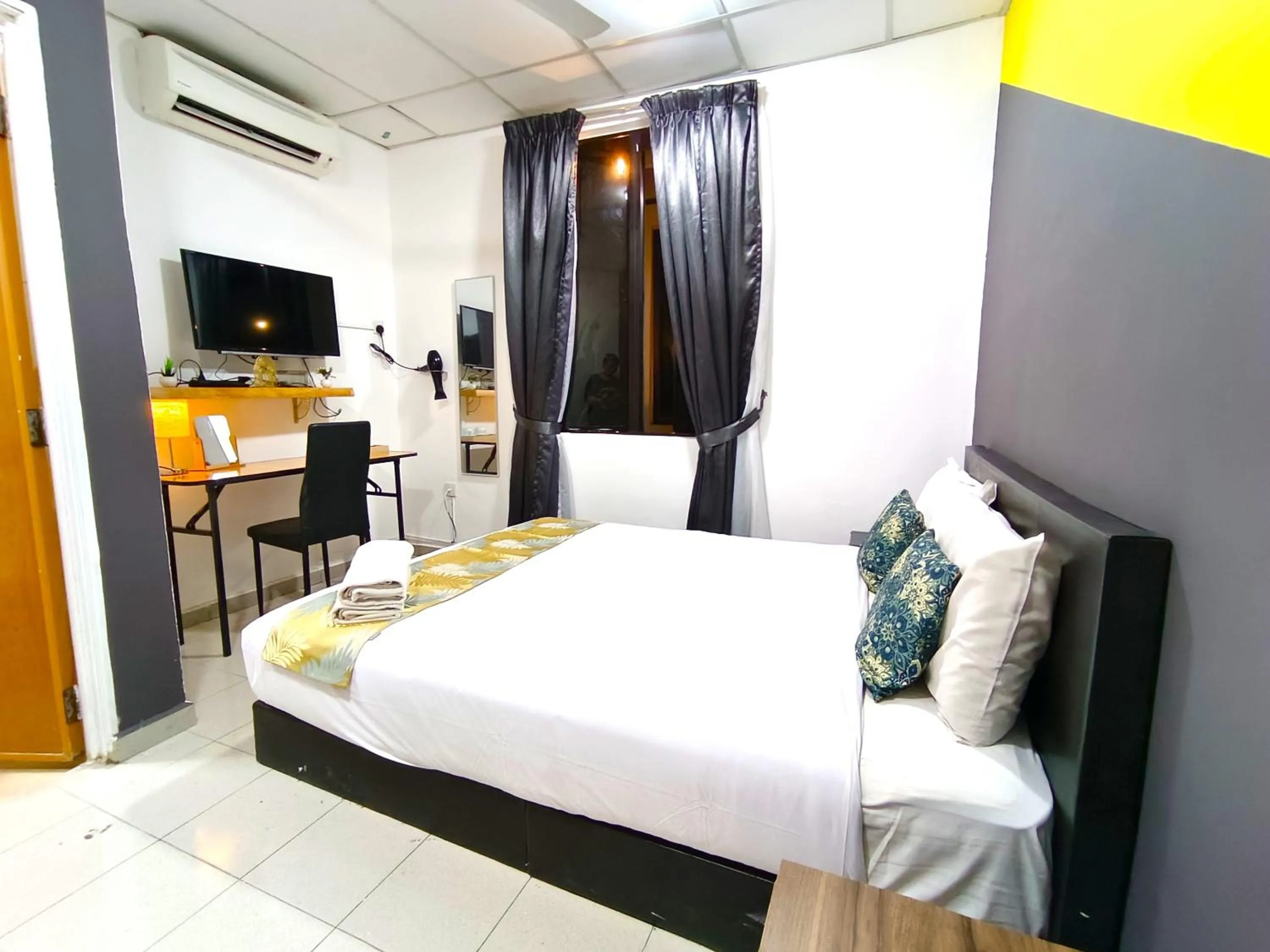 TV and multimedia, Bed in Salaam Suites Hotel