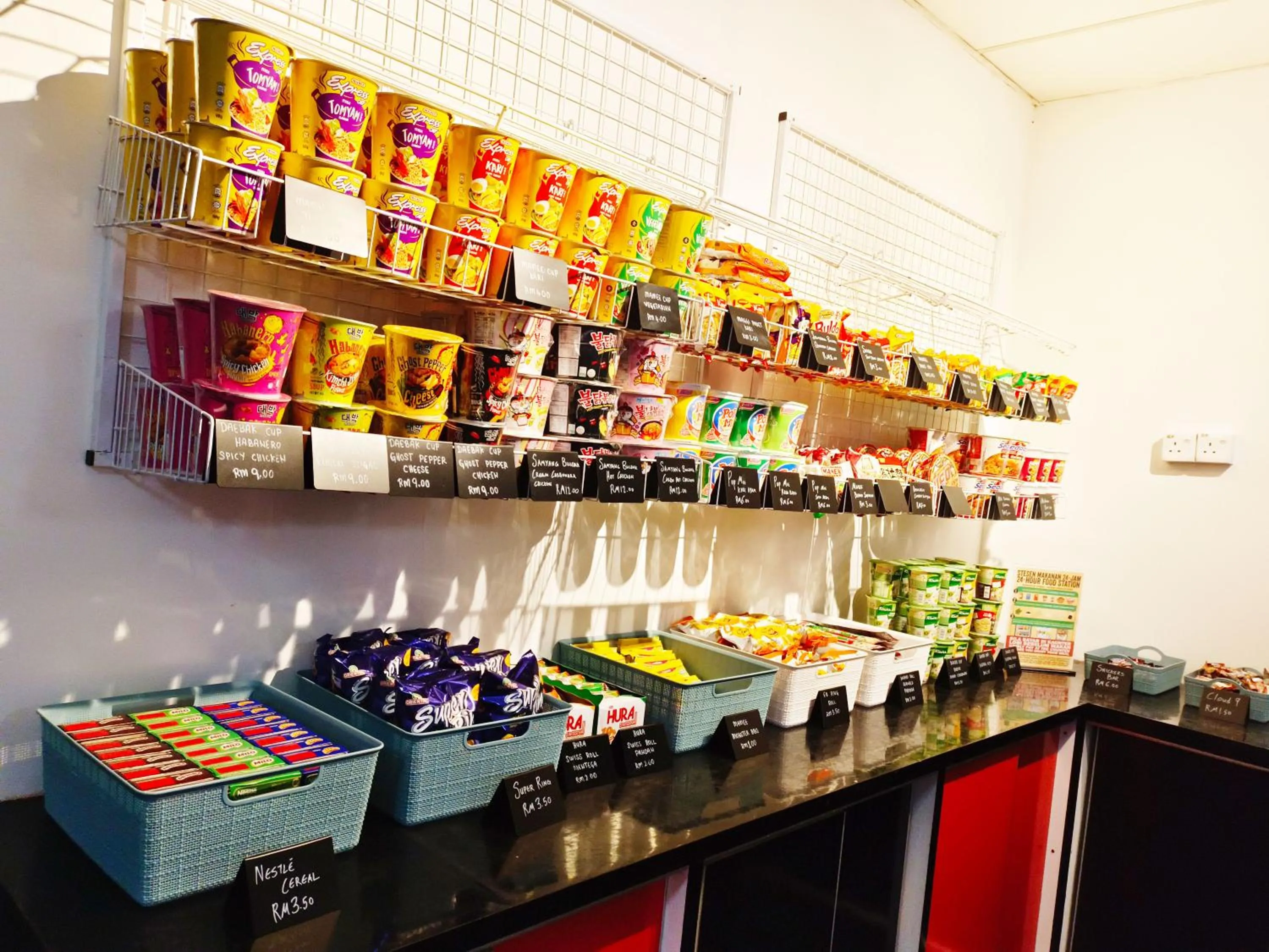 Restaurant/places to eat in Salaam Suites Hotel