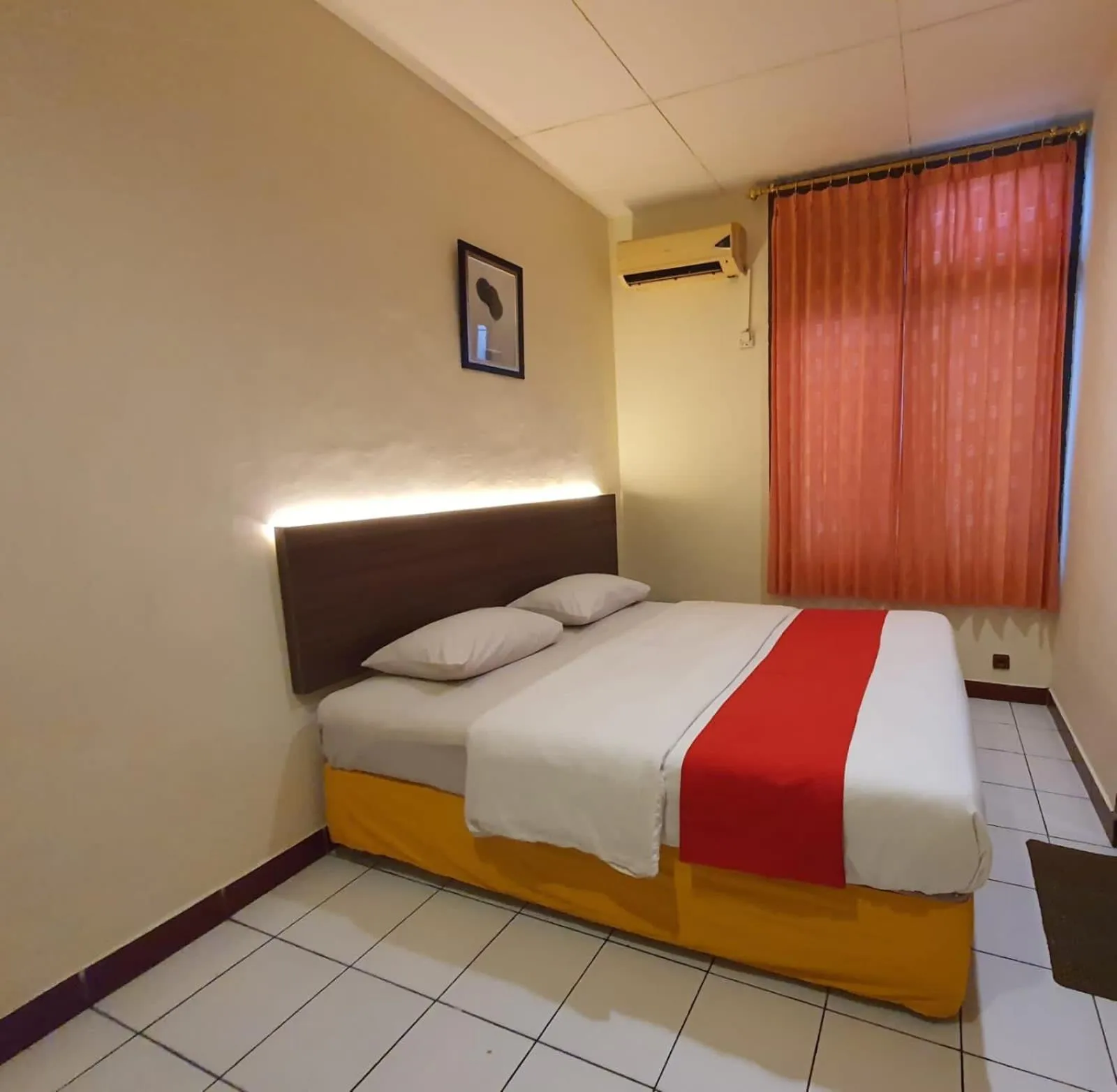 Photo of the whole room, Bed in HOTEL BALI MAKASSAR
