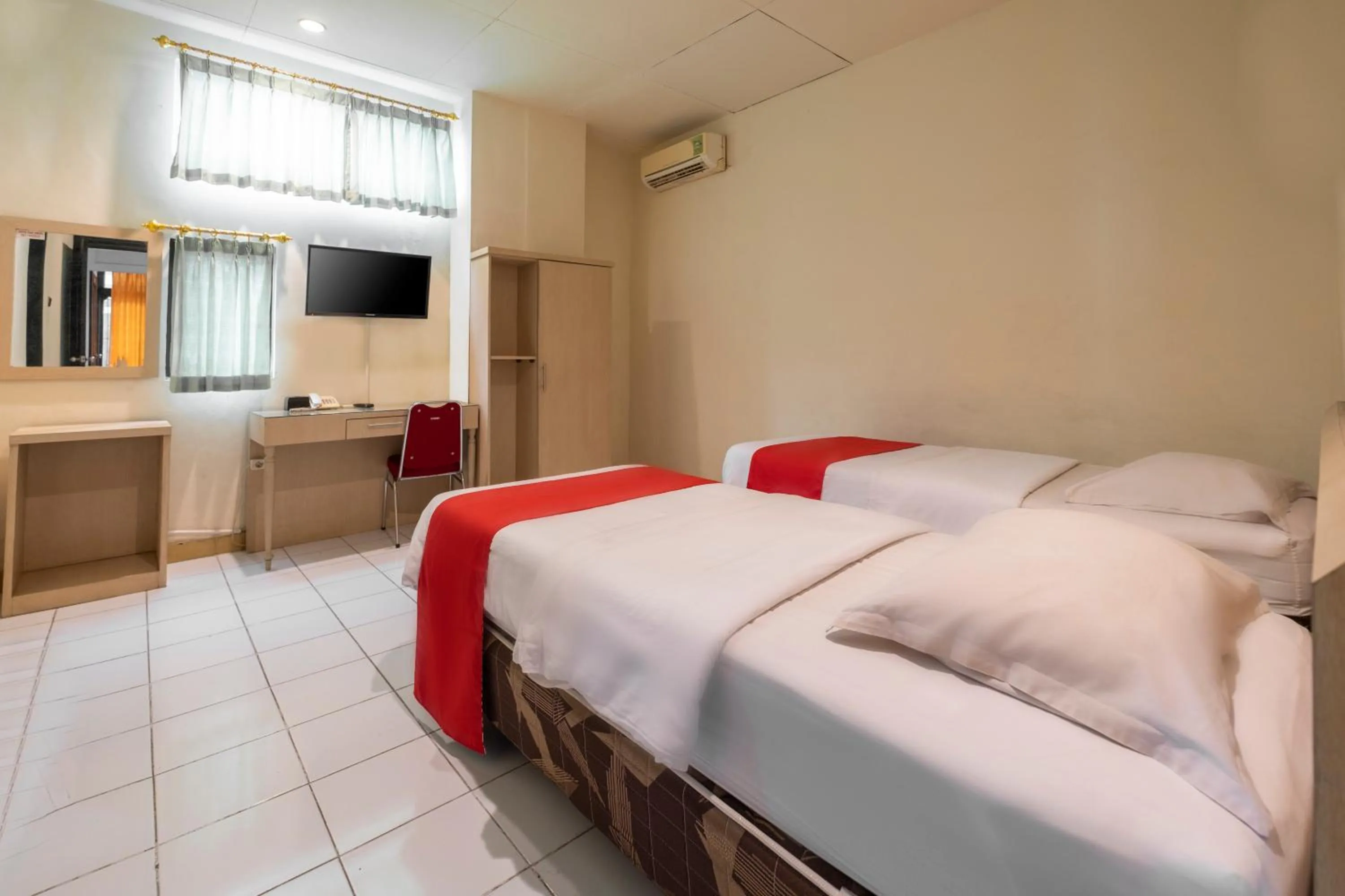 Photo of the whole room, Bed in HOTEL BALI MAKASSAR